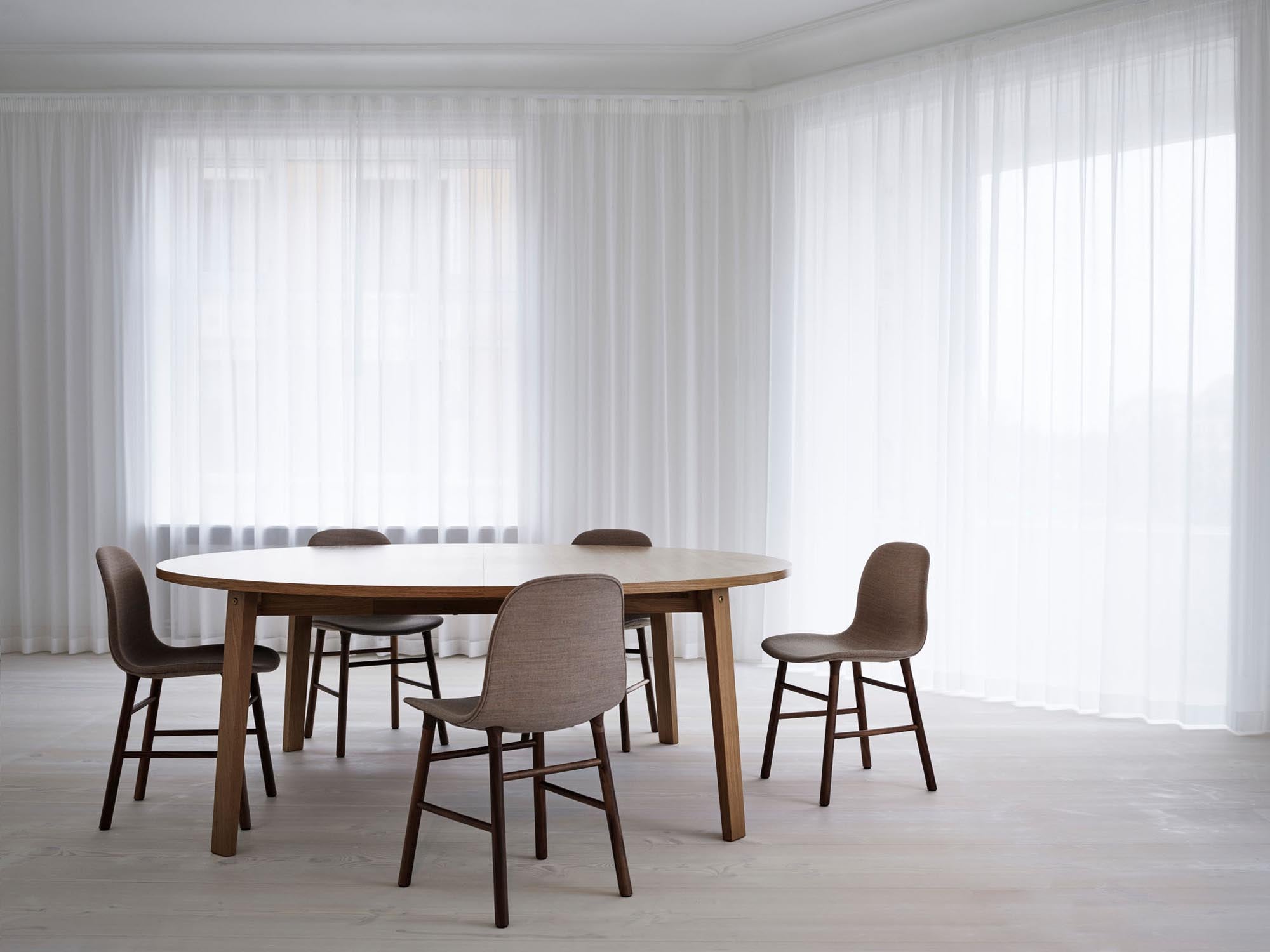 Erleben Sie den Slice Tisch Vol. 2 Ø200 cm von Normann Copenhagen – ein stilvoller, runder Tisch aus FSC®-zertifizierter Eiche, perfekt für jeden Raum.