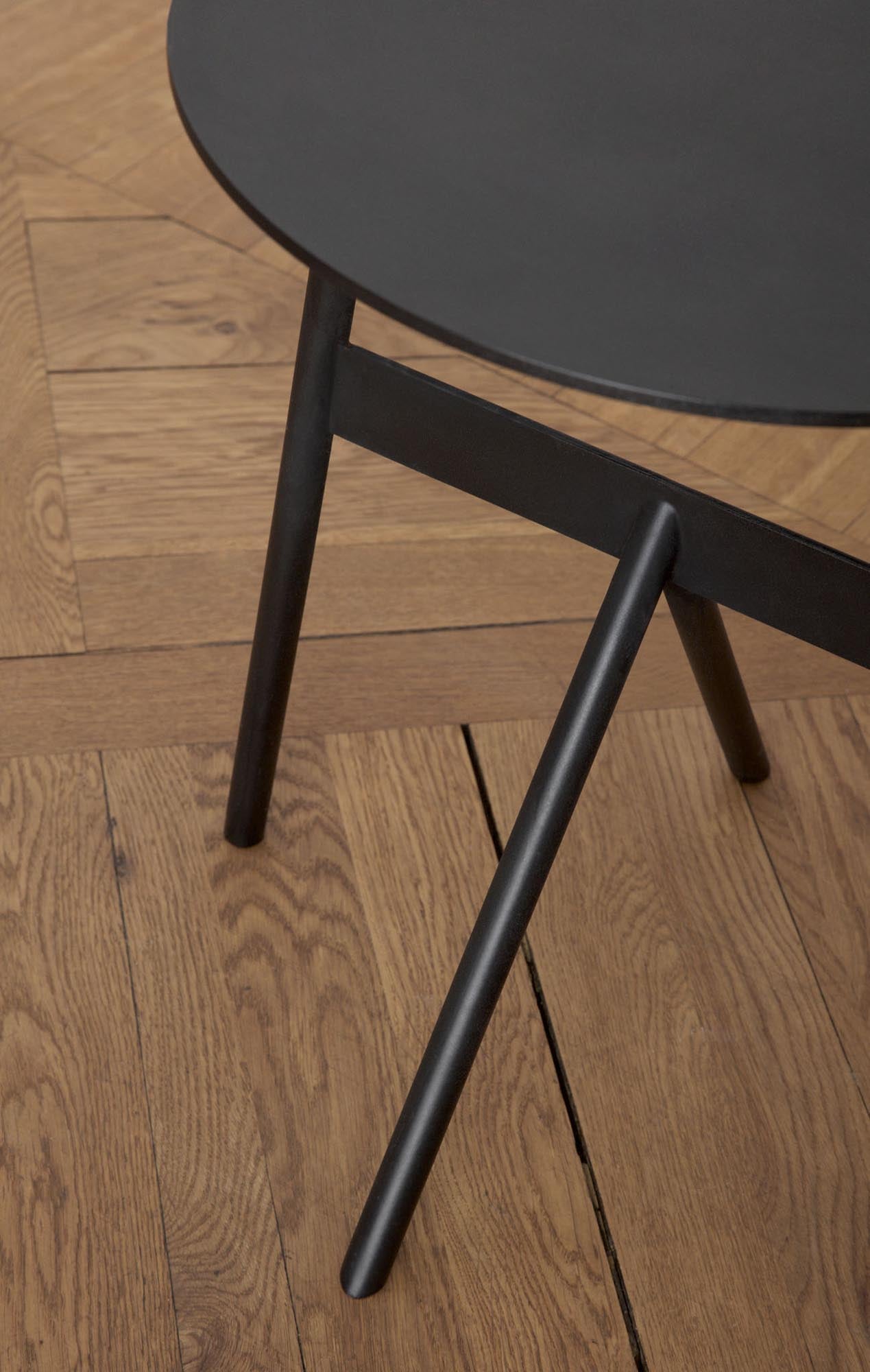 Moderner Beistelltisch von Normann Copenhagen, der durch seine schlichte Form und stilvolle Ästhetik besticht.