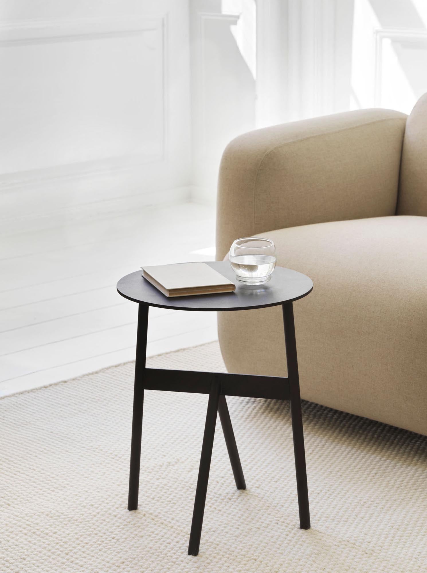 Entdecken Sie den Stock Tisch von Normann Copenhagen – ein Meisterwerk skandinavischen Designs, das Stil und Funktionalität vereint.