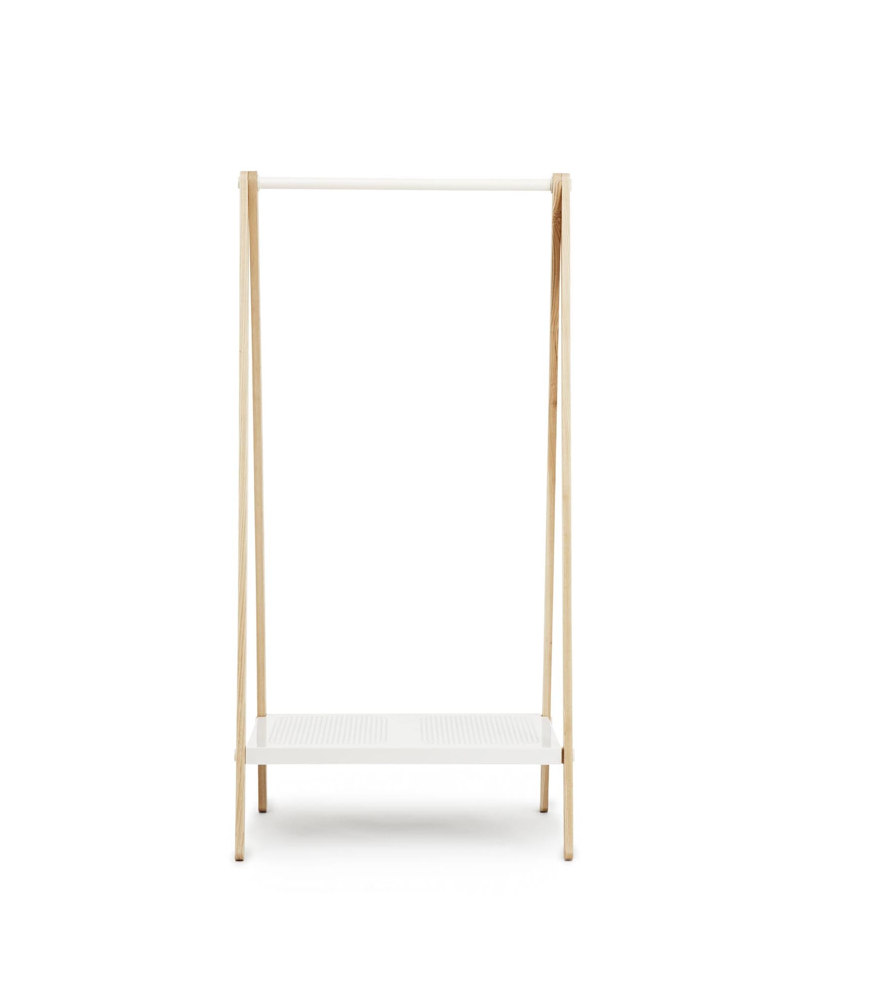 Der Toj Kleiderständer klein von Normann Copenhagen vereint skandinavisches Design mit praktischer Funktionalität – ideal für Ihr Zuhause.