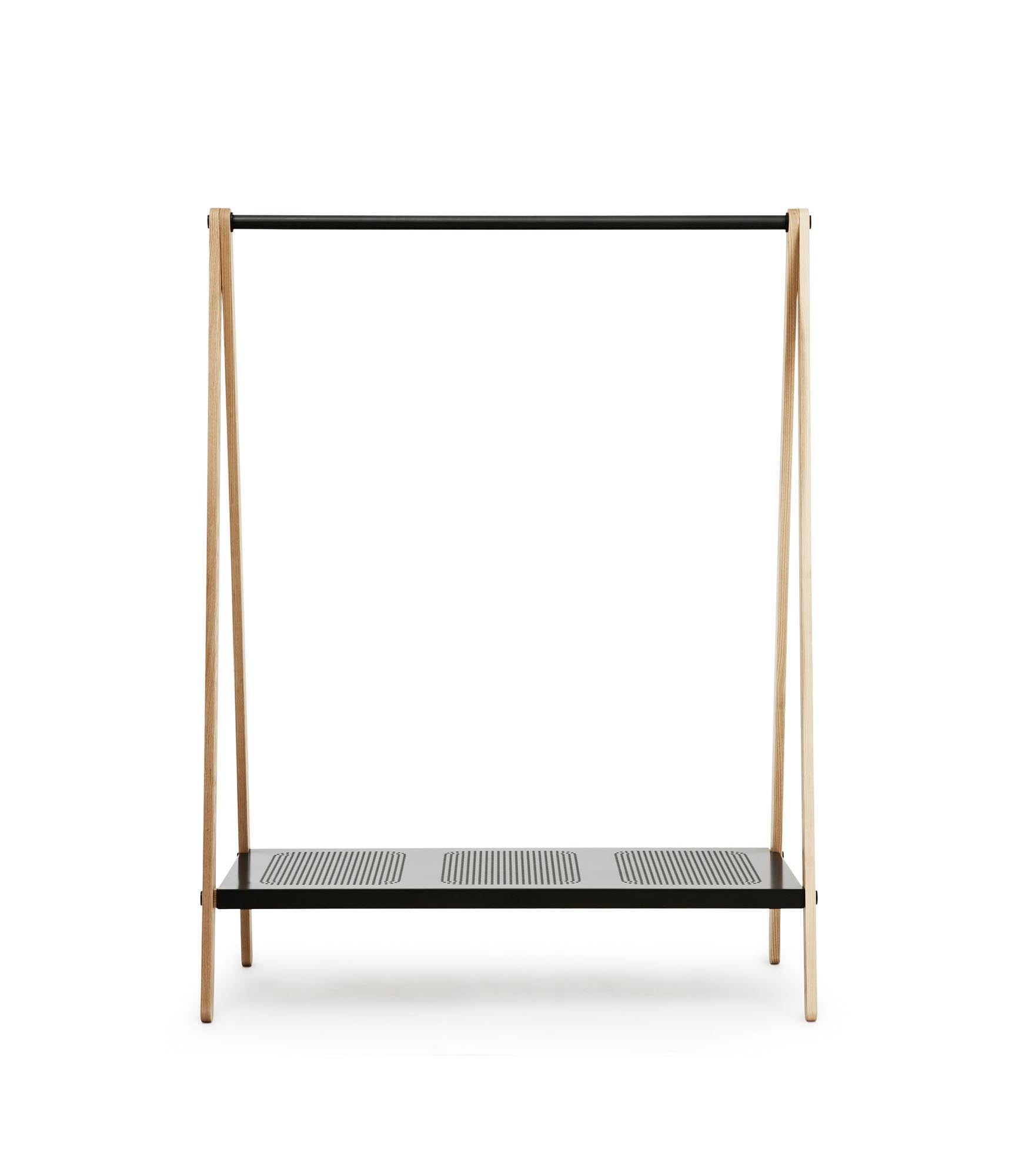 Eleganter Toj Kleiderständer in groß von Normann Copenhagen, ideal für die stilvolle Aufbewahrung von Kleidung und Accessoires.