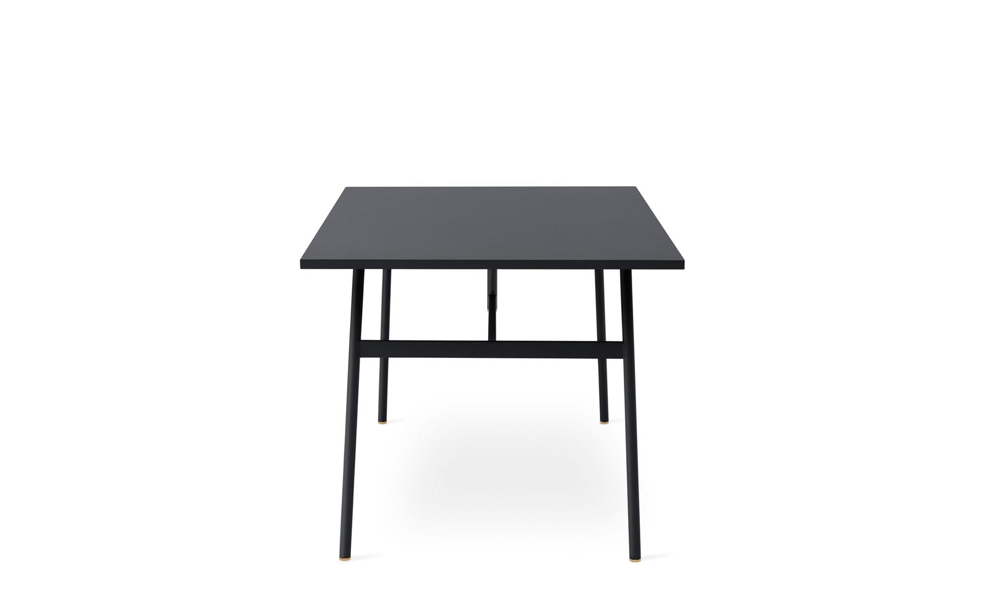 Moderner Schreibtisch Union von Normann Copenhagen, perfekt für kreative Arbeitsplätze, kombiniert minimalistisches Design mit praktischer Nutzung.