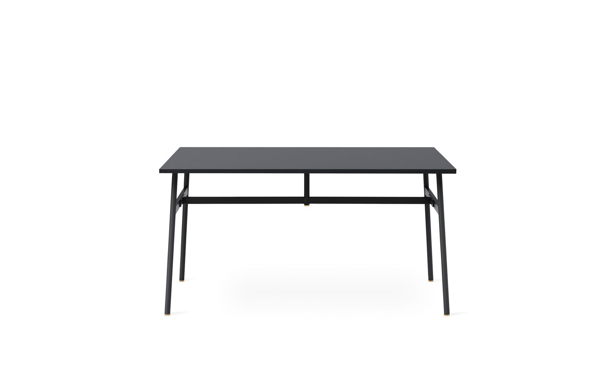 Eleganter Union Schreibtisch von Normann Copenhagen, ideal für stilvolle Büros, vereint Funktionalität und zeitgemäßes Design.