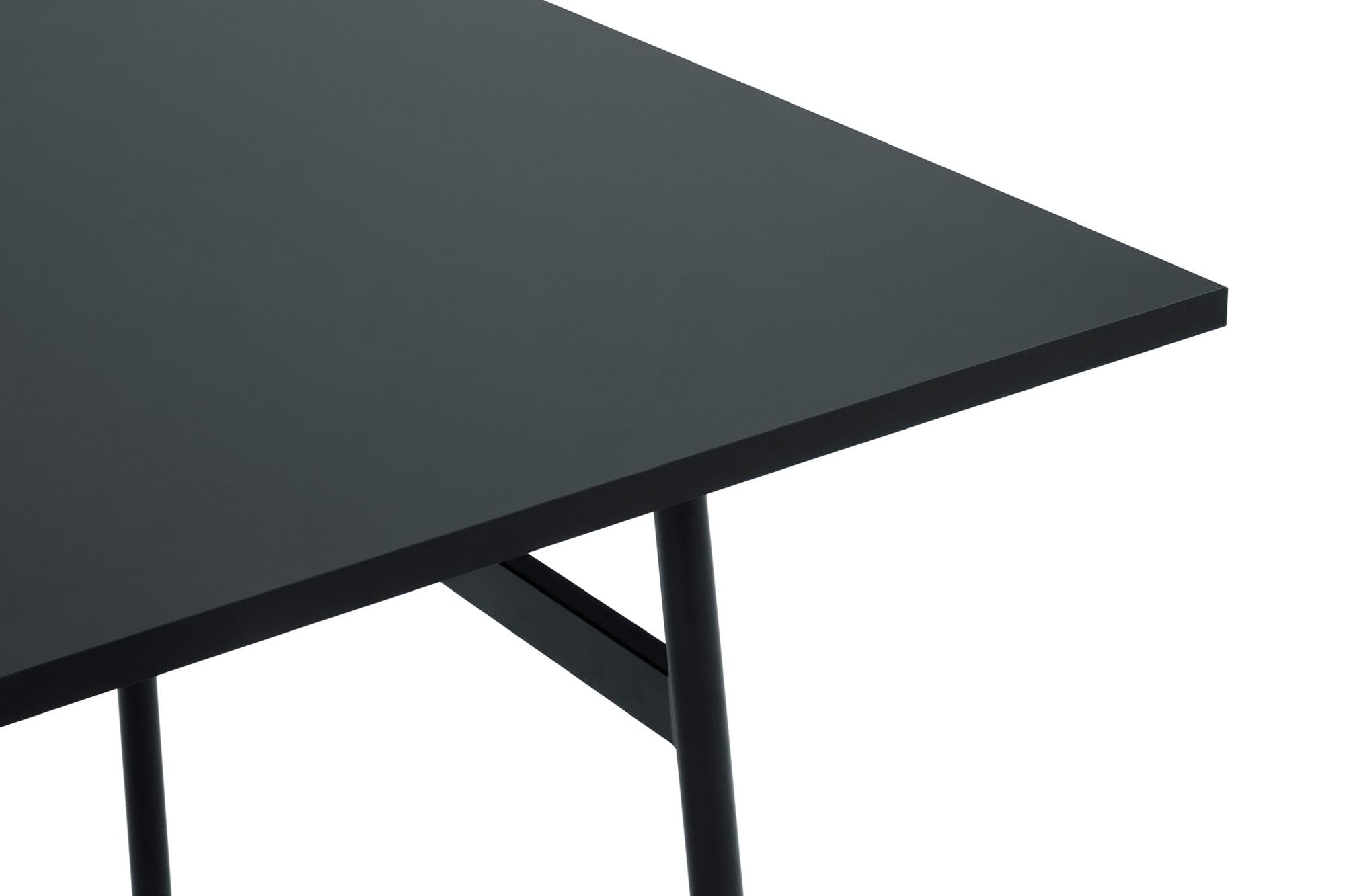Eleganter Union Tisch von Normann Copenhagen, ideal für moderne Arbeitsräume, vereint Funktionalität und stilvolles Design.