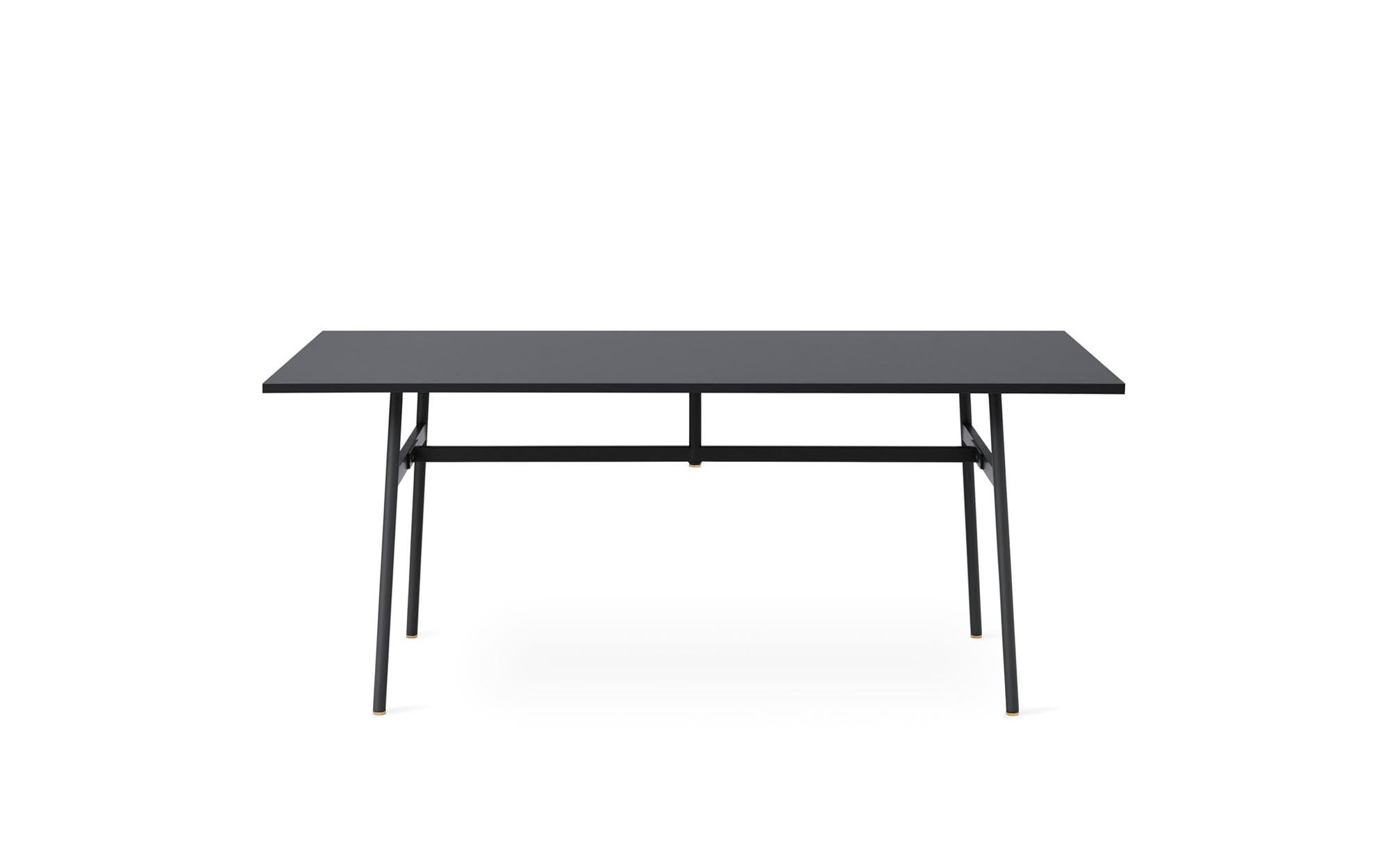 Moderner Union Tisch von Normann Copenhagen, ideal für stilvolle Büros und kreative Arbeitsumgebungen, vereint Design und Praktikabilität.
