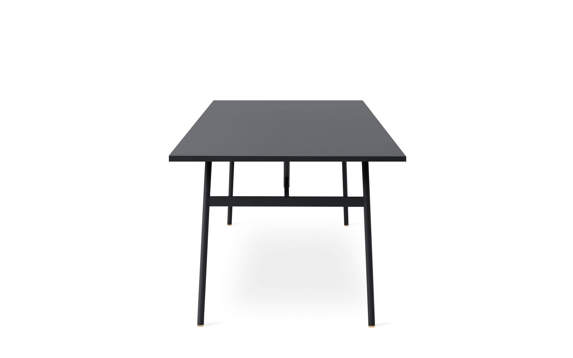 Eleganter Union Tisch von Normann Copenhagen, ideal für stilvolles Arbeiten mit klaren Linien und funktionalem Design.