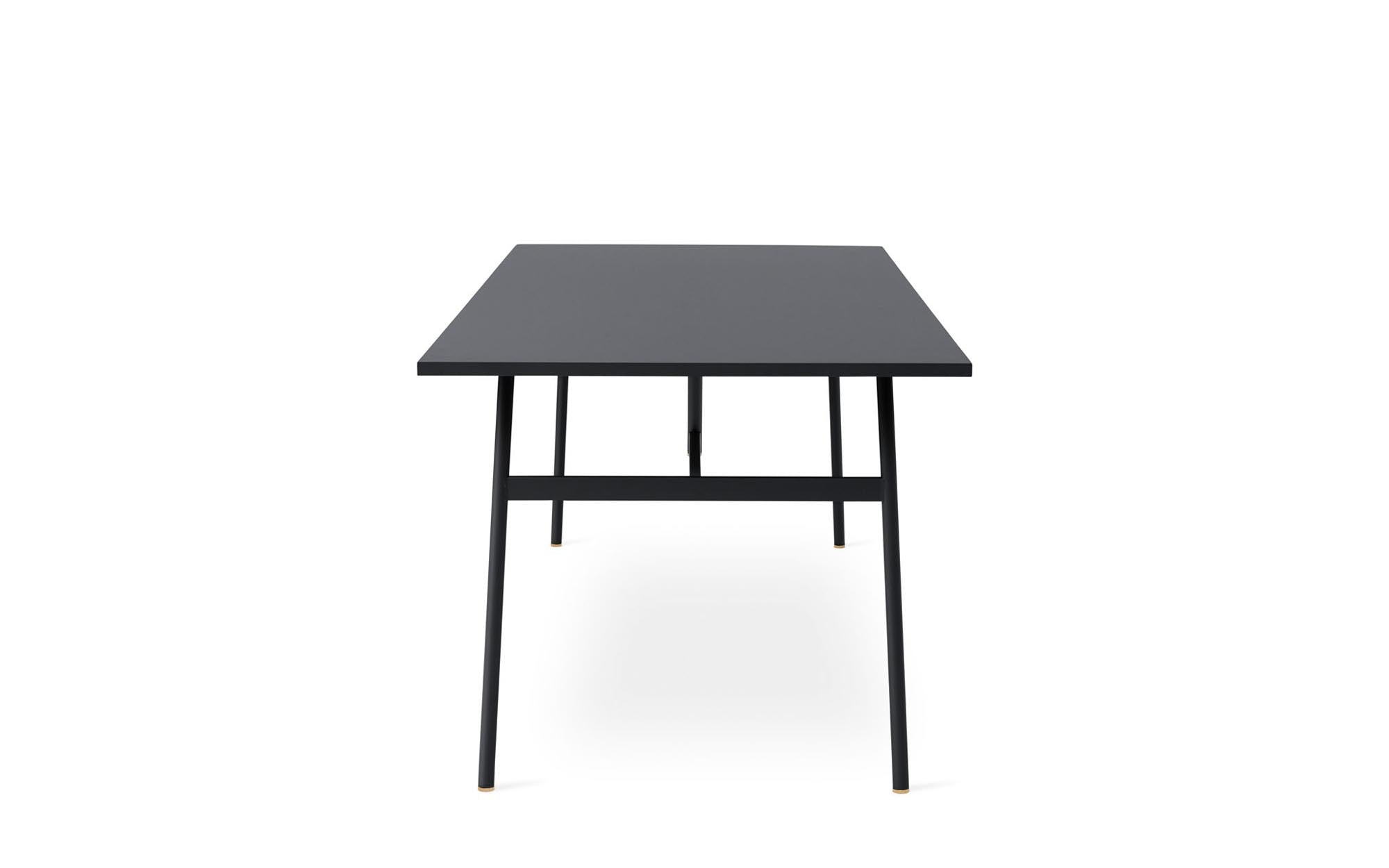 Moderner Union Tisch von Normann Copenhagen, perfekt für kreative Arbeitsumgebungen, kombiniert minimalistisches Design mit praktischen Funktionen.
