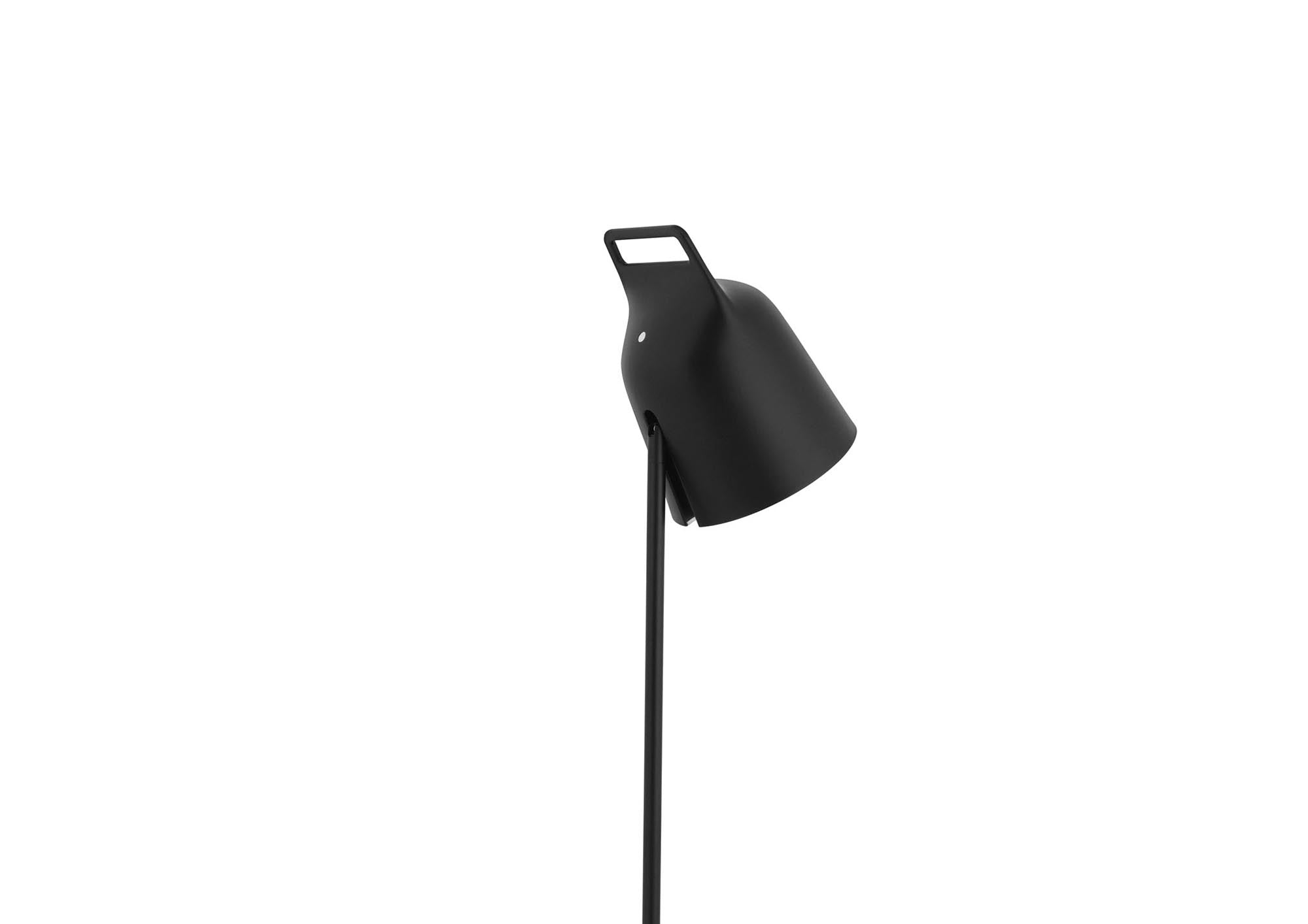 Elegante Stage Bodenleuchte in Schwarz von Normann Copenhagen, perfekt für moderne Innenräume und stimmungsvolle Beleuchtung.
