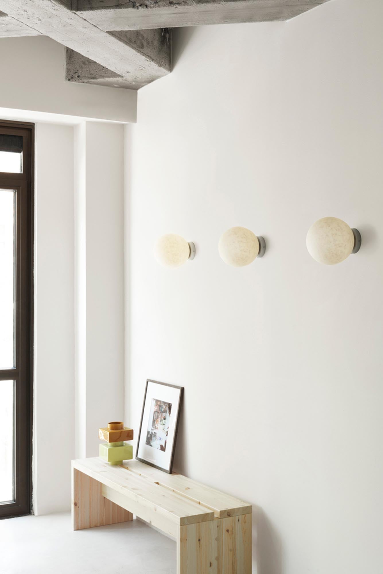 Entdecken Sie die Stretch Bank 160 cm von Normann Copenhagen – eine stilvolle, langlebige Sitzbank aus Kiefernholz, ideal für jeden Wohnraum.