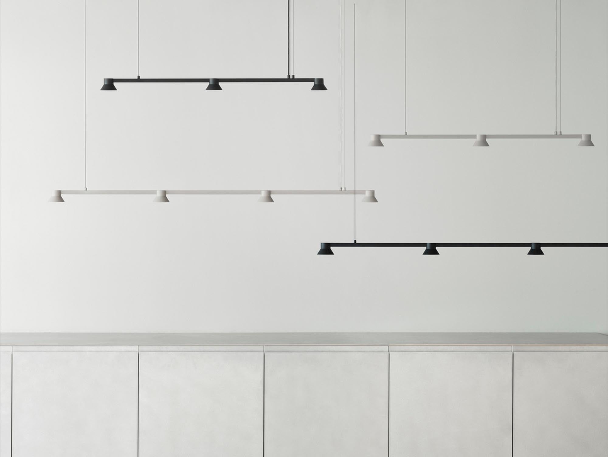 Die Hat Leuchte Linear Klein von Normann Copenhagen bietet stilvolle, anpassbare Beleuchtung mit konischem Design für Esstisch oder Küche.