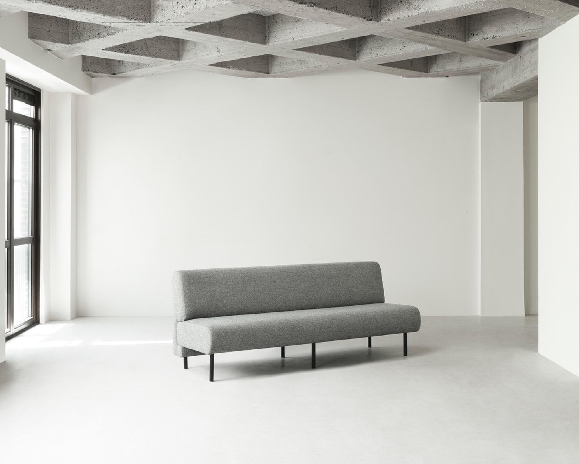 Stylisches 4er Sofa von Normann Copenhagen mit klaren Linien und hochwertiger Verarbeitung, ideal für zeitgemäße Einrichtungskonzepte.
