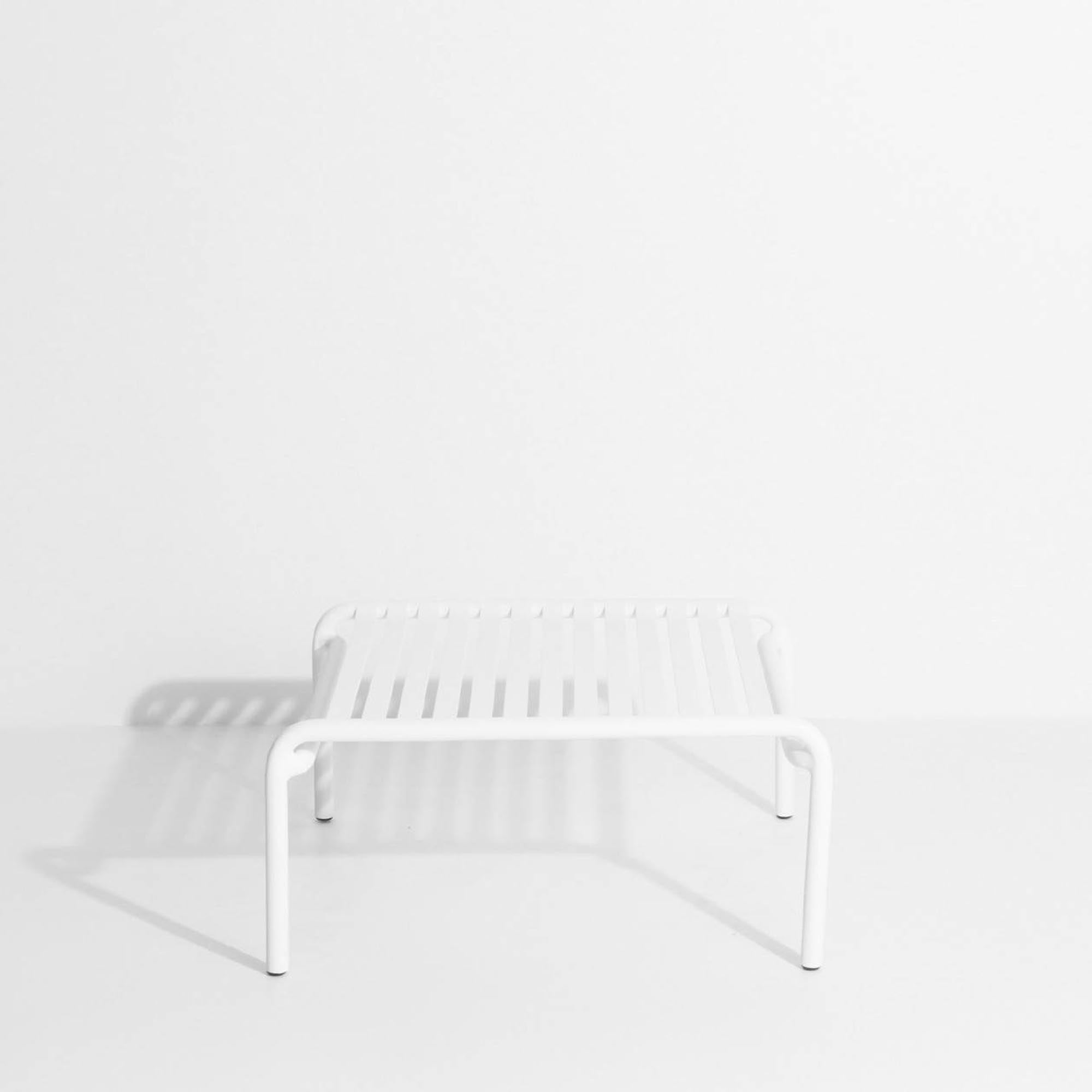 Entdecken Sie den Week-End Coffee Table small von Petite Friture – stilvoll, praktisch und perfekt für entspannte Stunden im Freien.