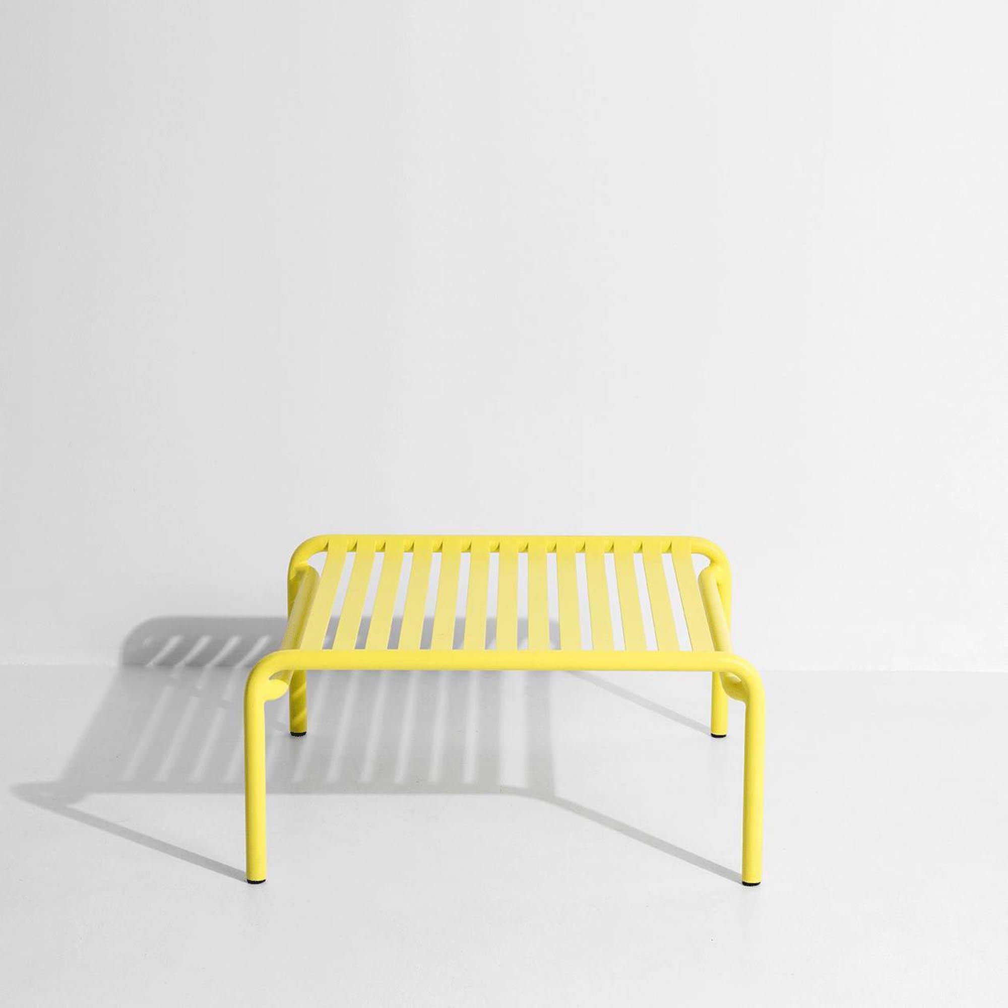 Entdecken Sie den Week-End Coffee Table small von Petite Friture – ein eleganter Tisch, der ideal für entspannte Stunden im Freien ist.