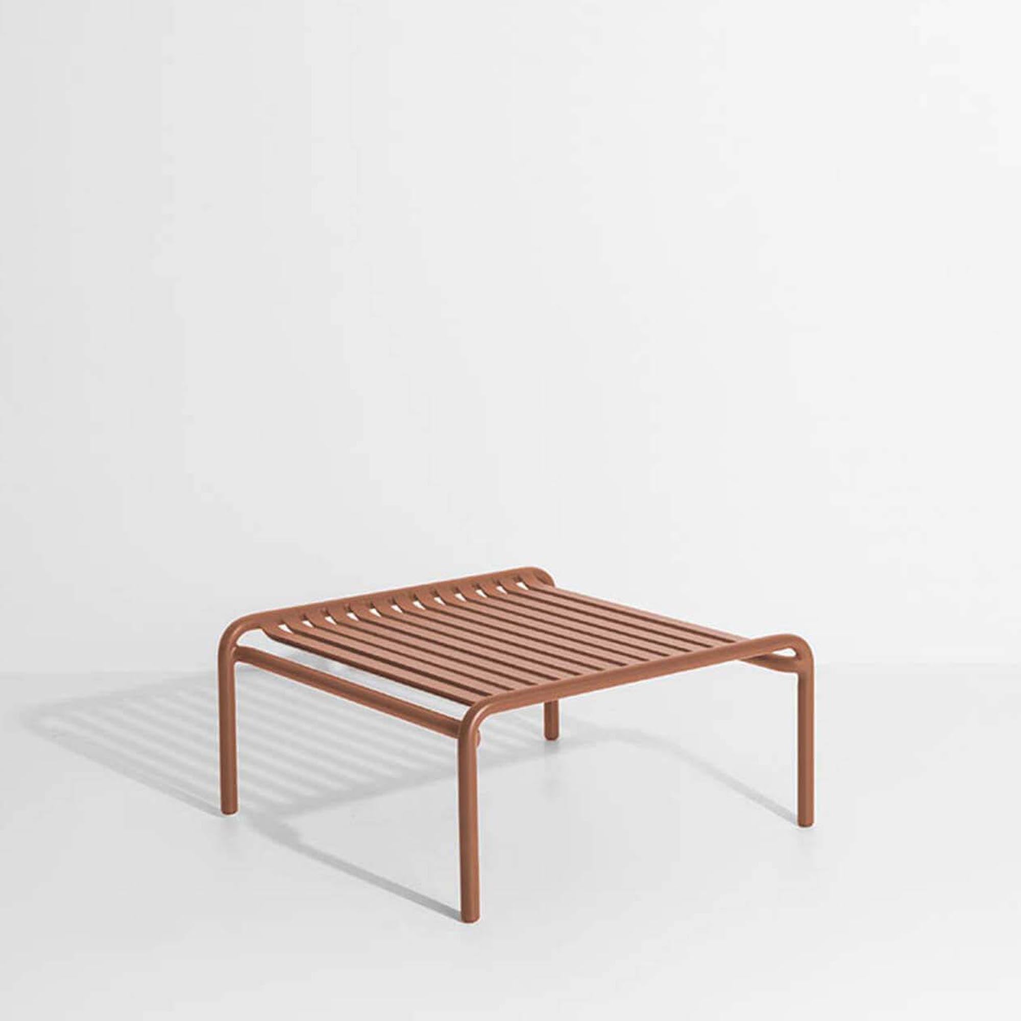 Eleganter kleiner Week-End Couchtisch von Petite Friture, perfekt für gemütliche Stunden im Freien oder im Wohnzimmer.