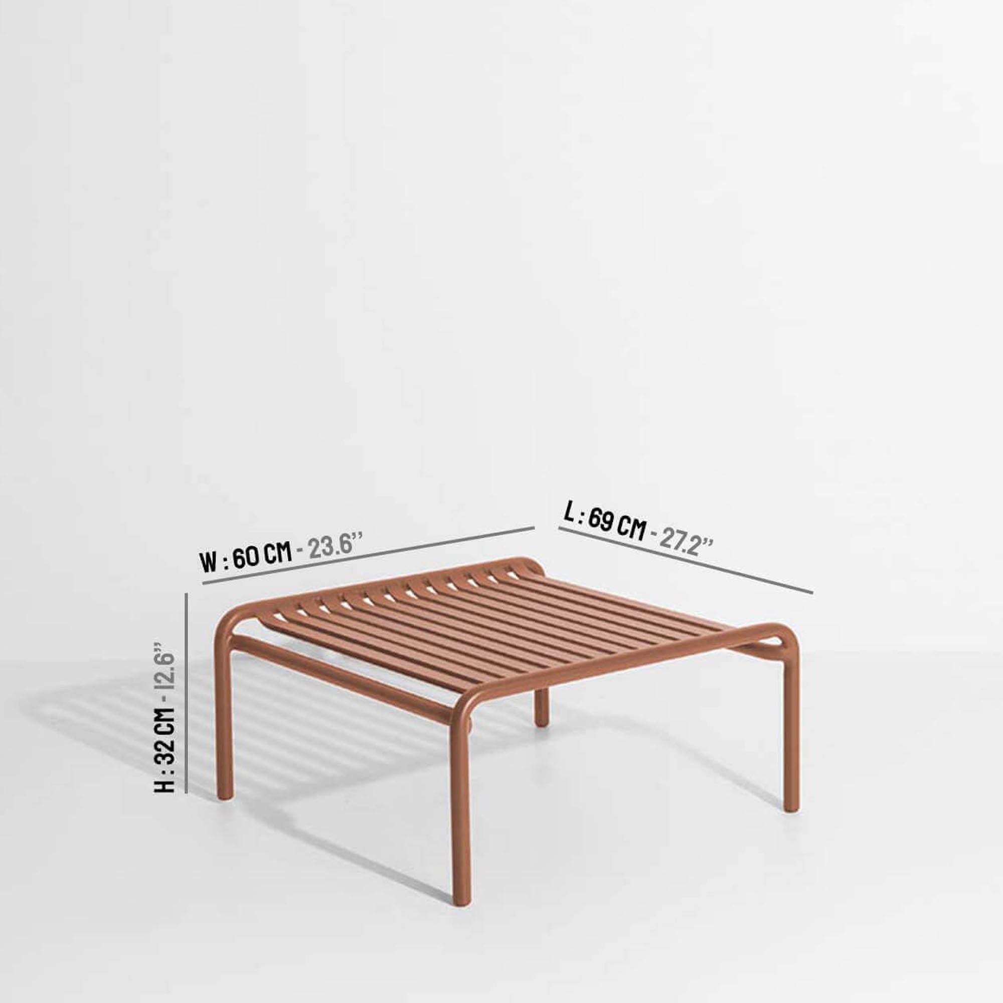 Kleiner Week-End Coffee Table von Petite Friture: Stilvoller Loungetisch für gemütliche Momente im Freien, robust und modern.
