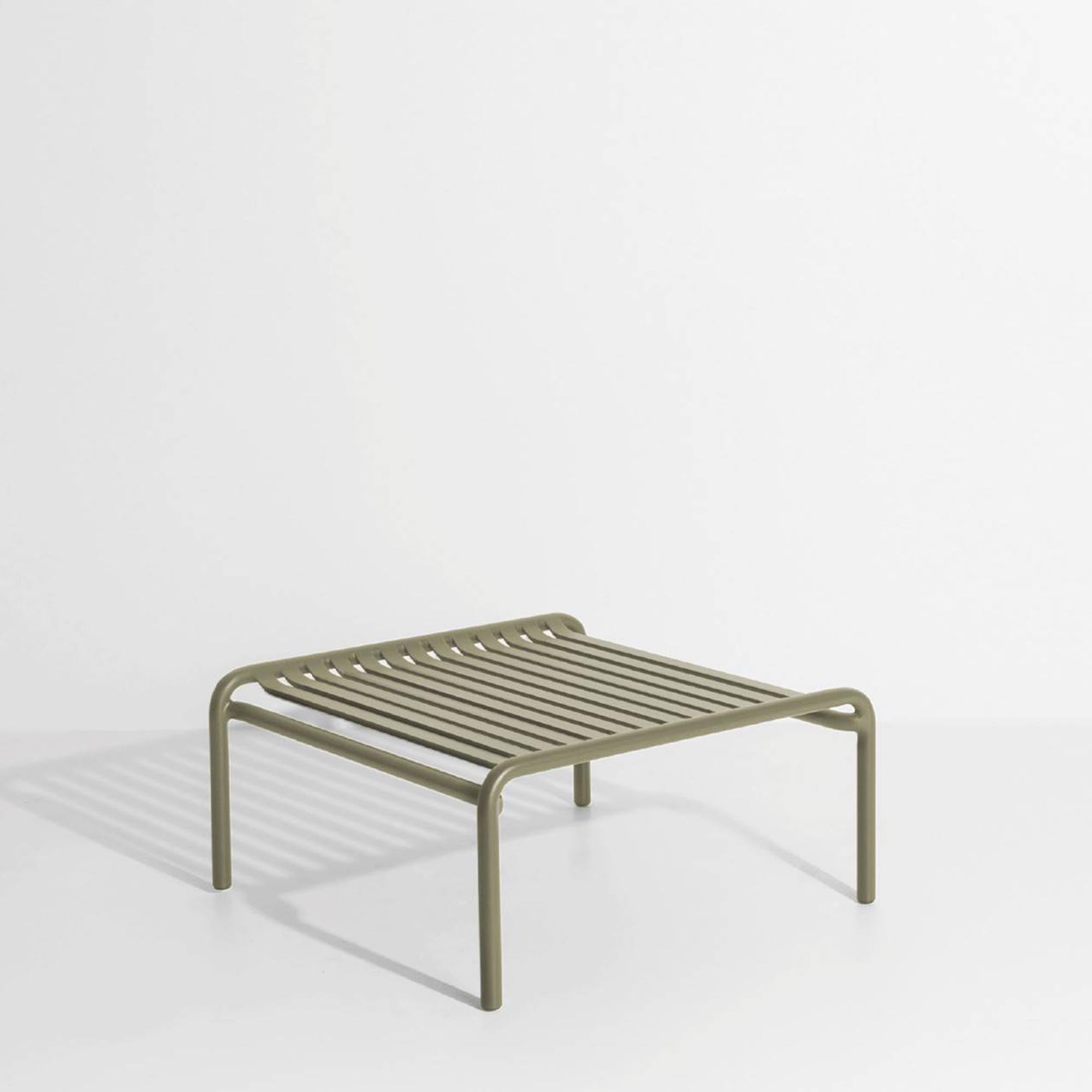 Eleganter kleiner Week-End Couchtisch von Petite Friture, ideal für gemütliche Stunden im Freien und moderne Wohnräume.