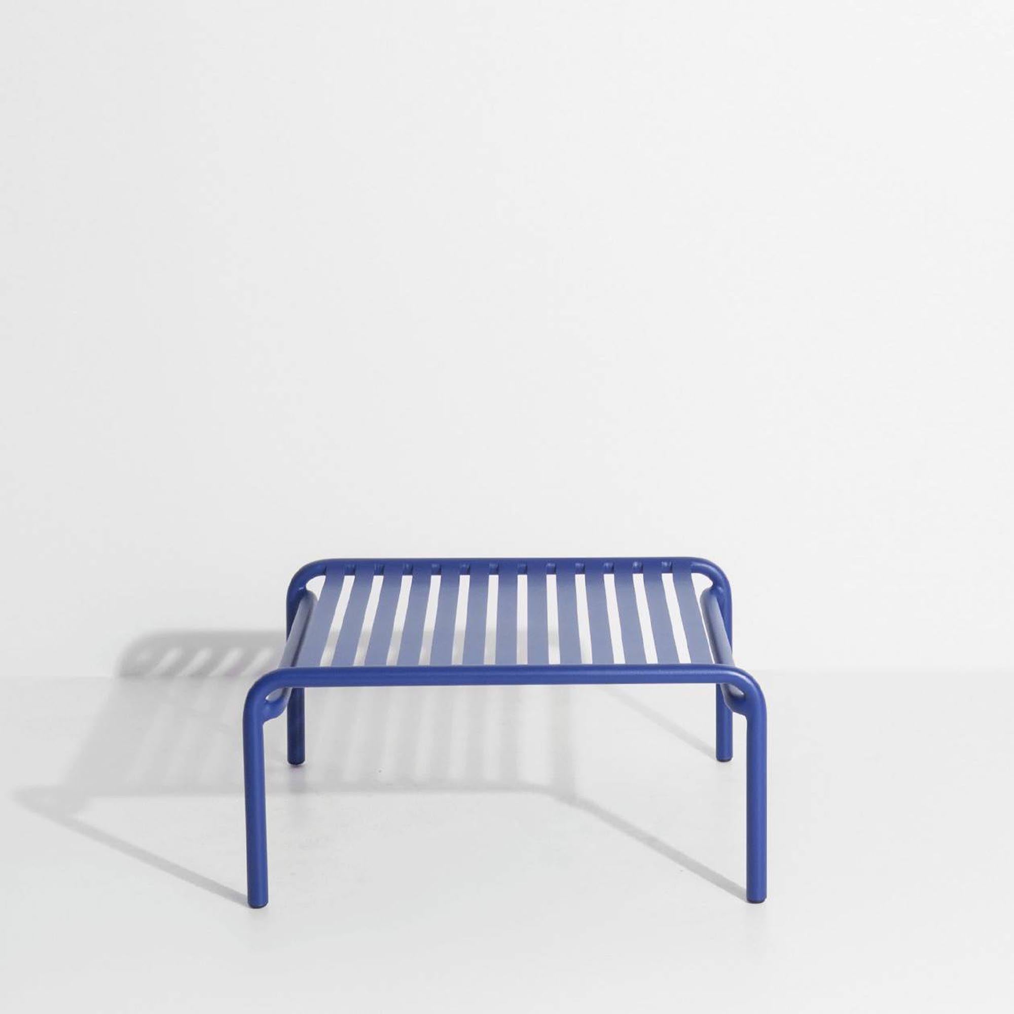 Eleganter kleiner Week-End Coffee Table von Petite Friture, perfekt für gemütliche Momente im Freien, erhältlich in verschiedenen Farben.