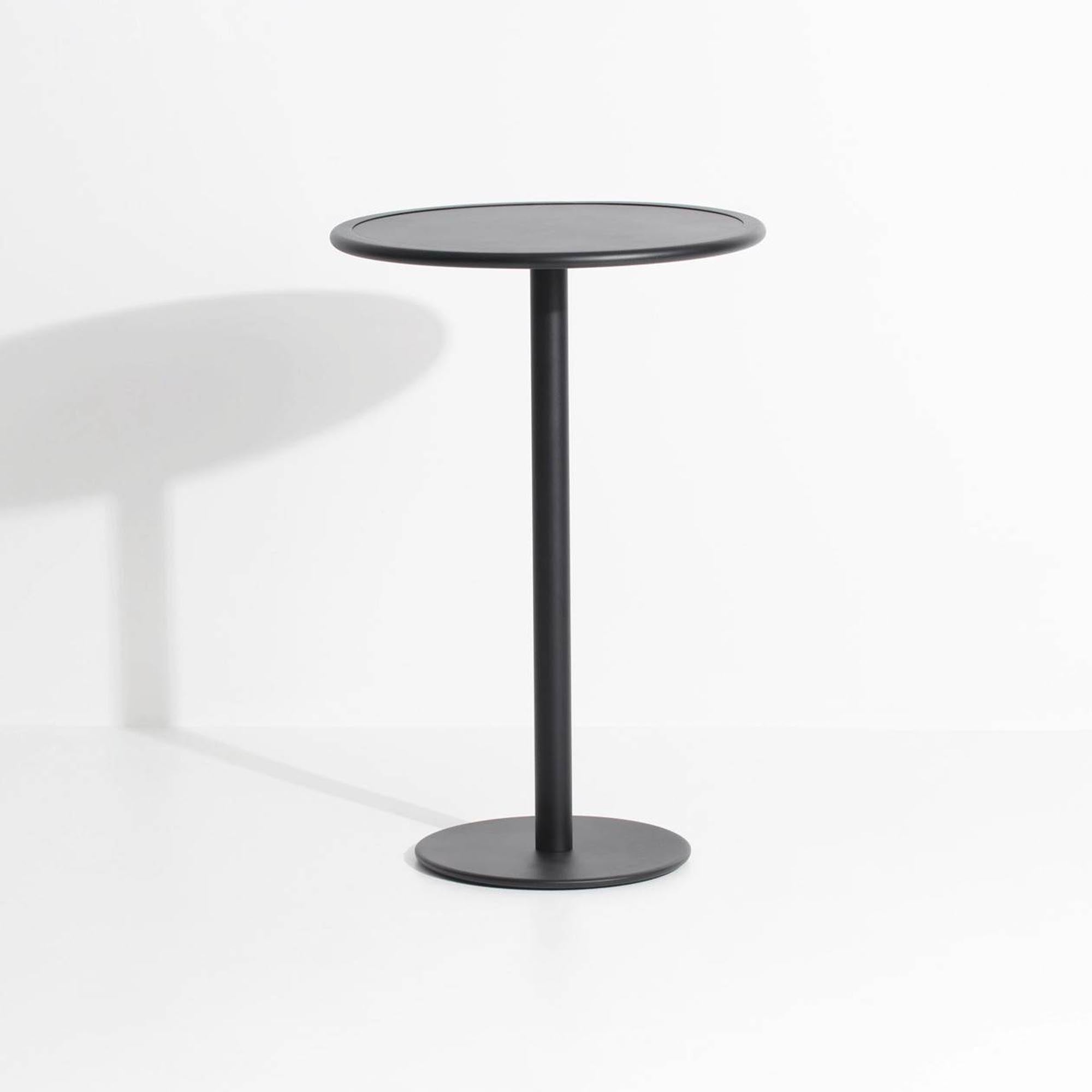 Der runde Week-End Bartisch von Petite Friture vereint modernes Design mit Funktionalität und ist perfekt für gesellige Abende und stilvolle Interieurs.
