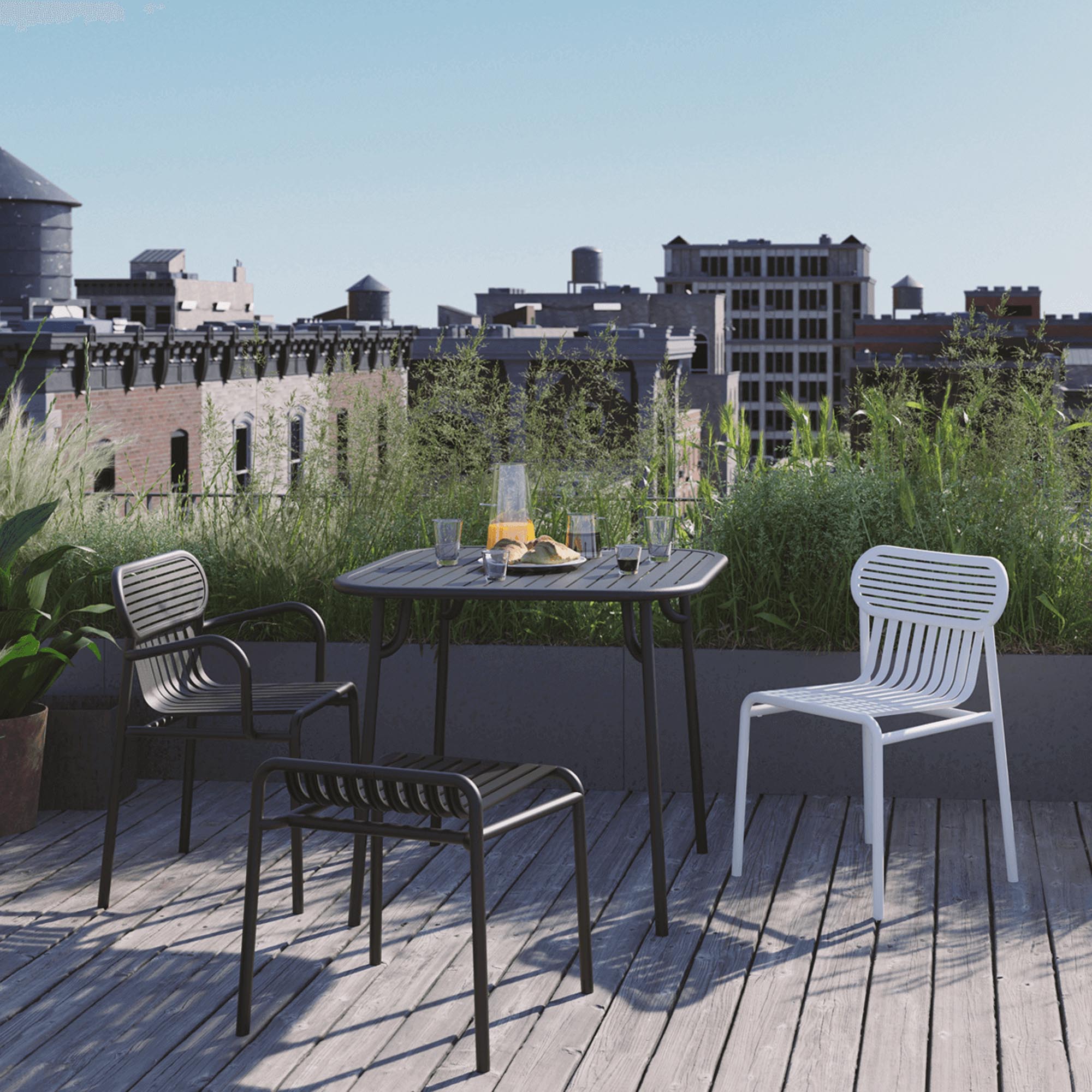 Eleganter Week-End Tisch Small von Petite Friture für draussen.