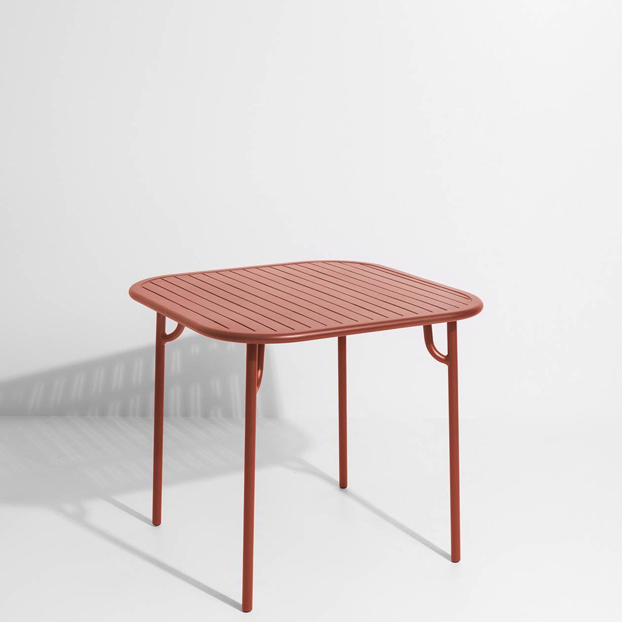 Eleganter Week-End Tisch Small von Petite Friture: Perfekt für gemütliche Stunden im Freien und stilvolle Gartenarrangements.