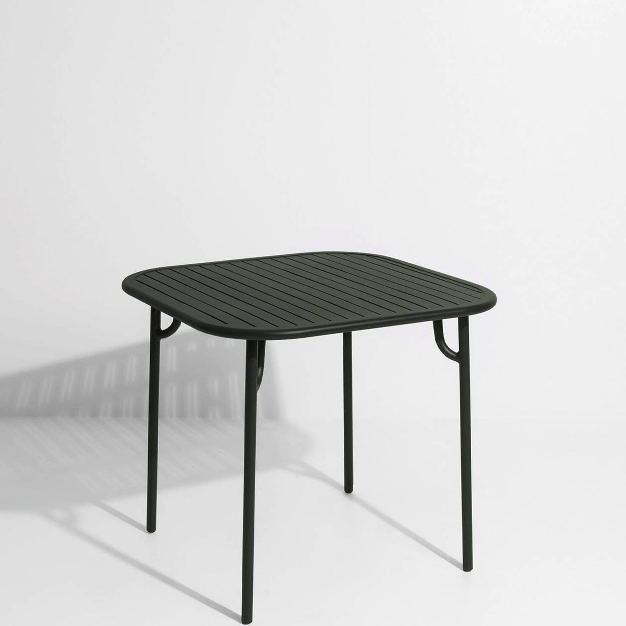 Eleganter Week-End Tisch Small von Petite Friture, perfekt für kleine Terrassen und entspannte Stunden im Freien.