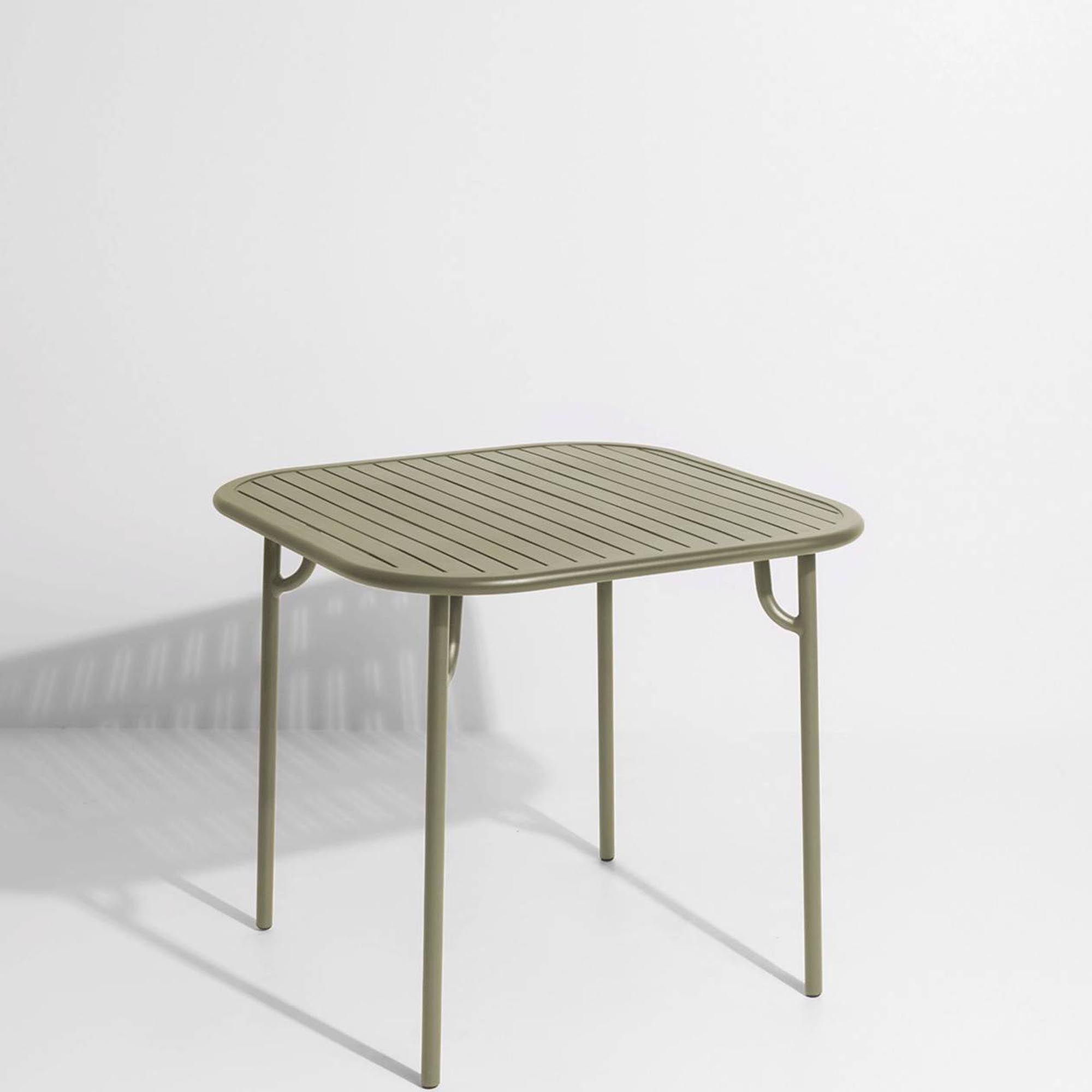 Eleganter Week-End Tisch Small von Petite Friture, ideal für gemütliche Stunden im Garten oder auf der Terrasse.