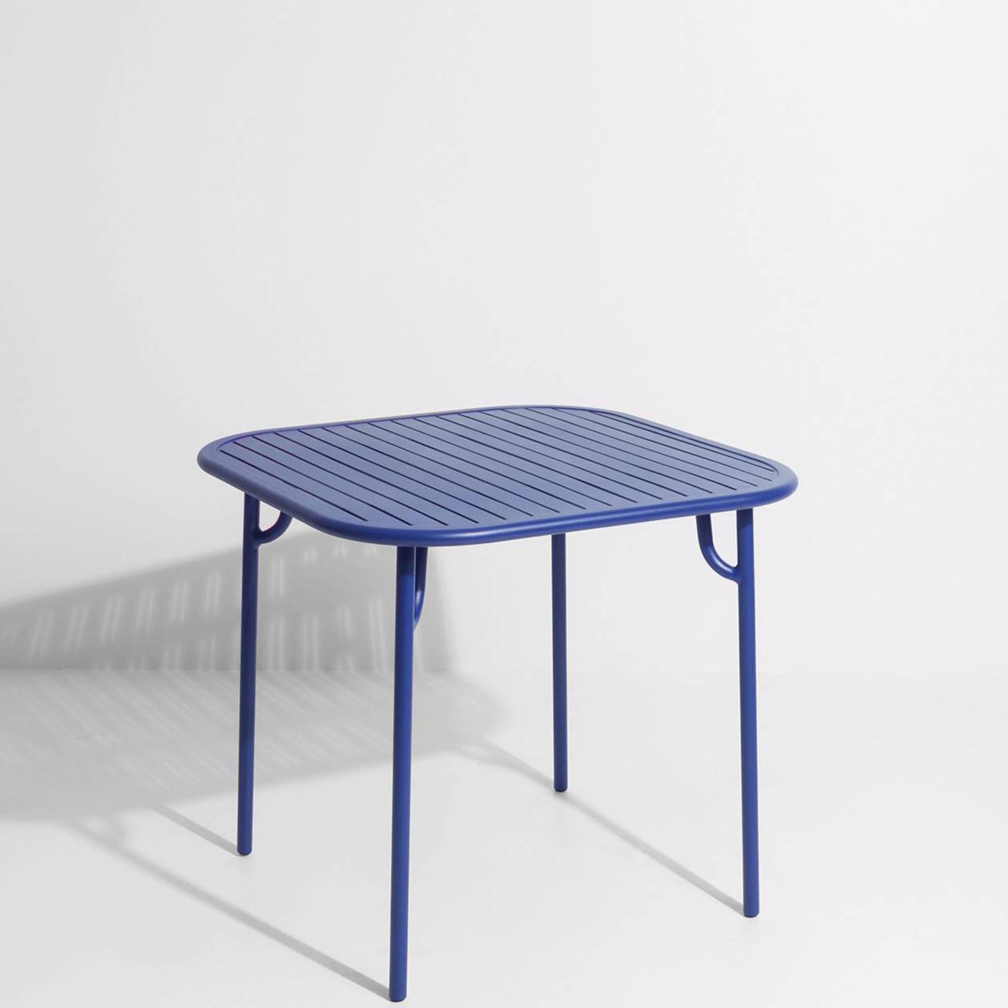 Eleganter kleiner Gartentisch Week-End von Petite Friture, ideal für entspannte Stunden im Freien und stilvolle Outdoor-Dekoration.