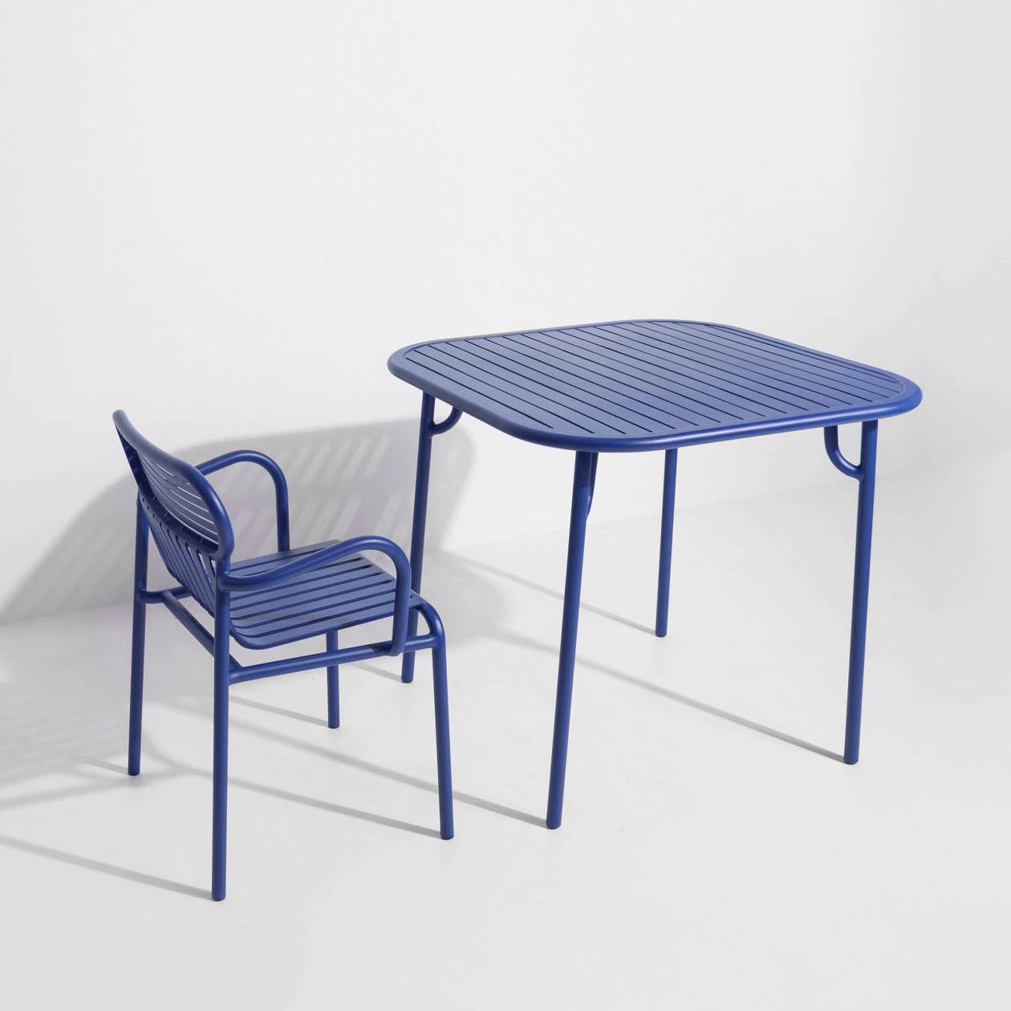 Entdecken Sie den eleganten Week-End Tisch Small von Petite Friture – perfekt für entspannte Stunden im Freien und stilvolle Gartenakzente.