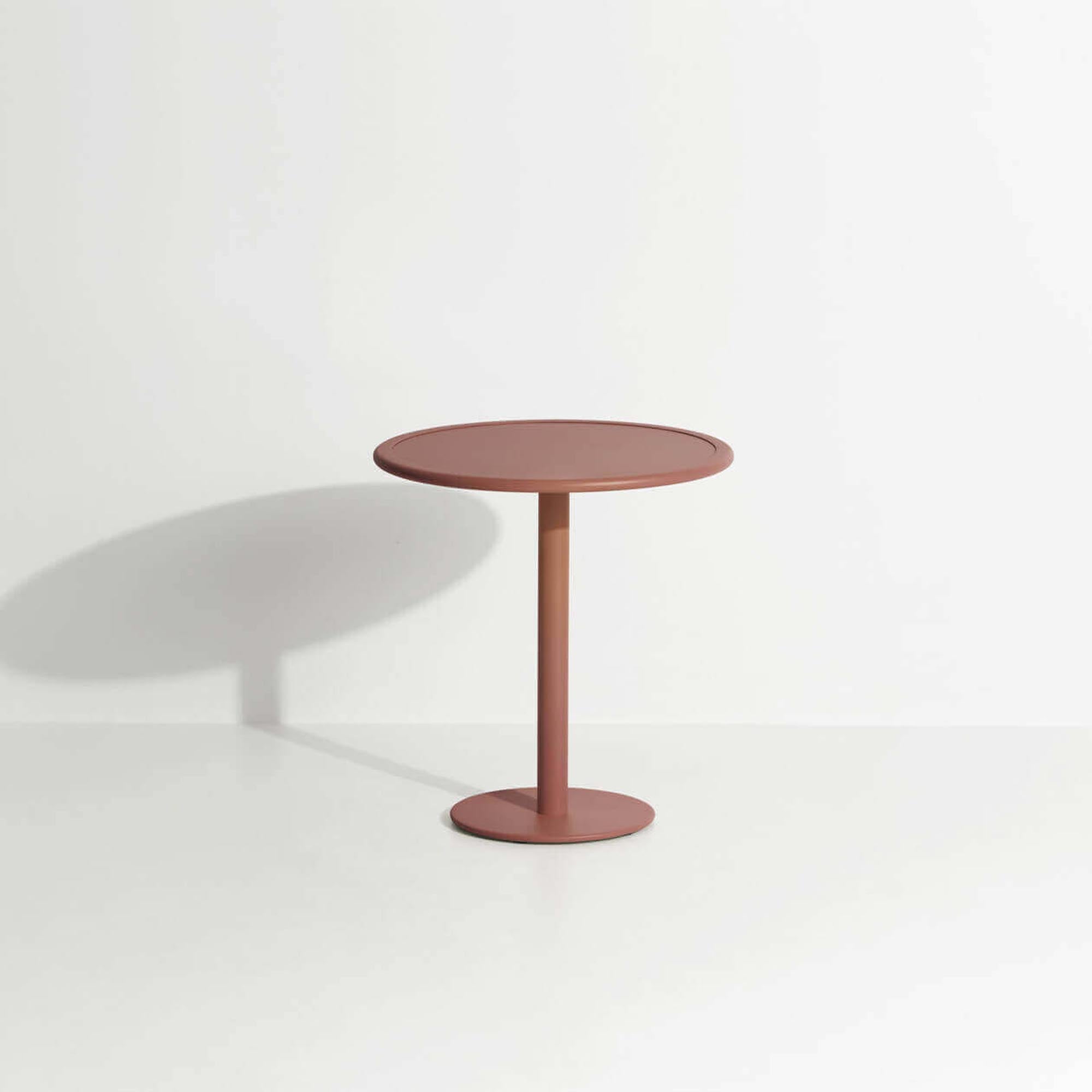 Eleganter runder Gartentisch "Week-End" von Petite Friture, ideal für gesellige Stunden im Freien und stilvolle Essensmomente.