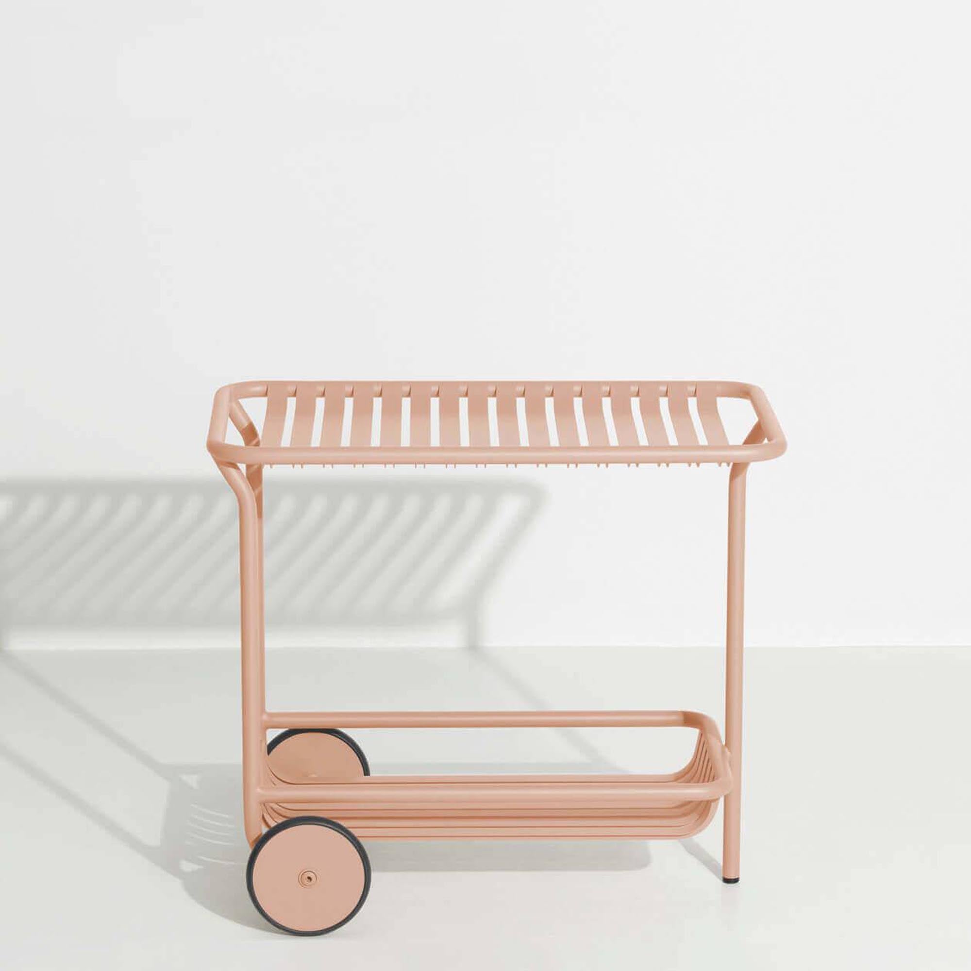 Der Week-End Trolley von Petite Friture ist ein eleganter Beistelltisch für den Außenbereich, perfekt für entspannte Momente im Freien.