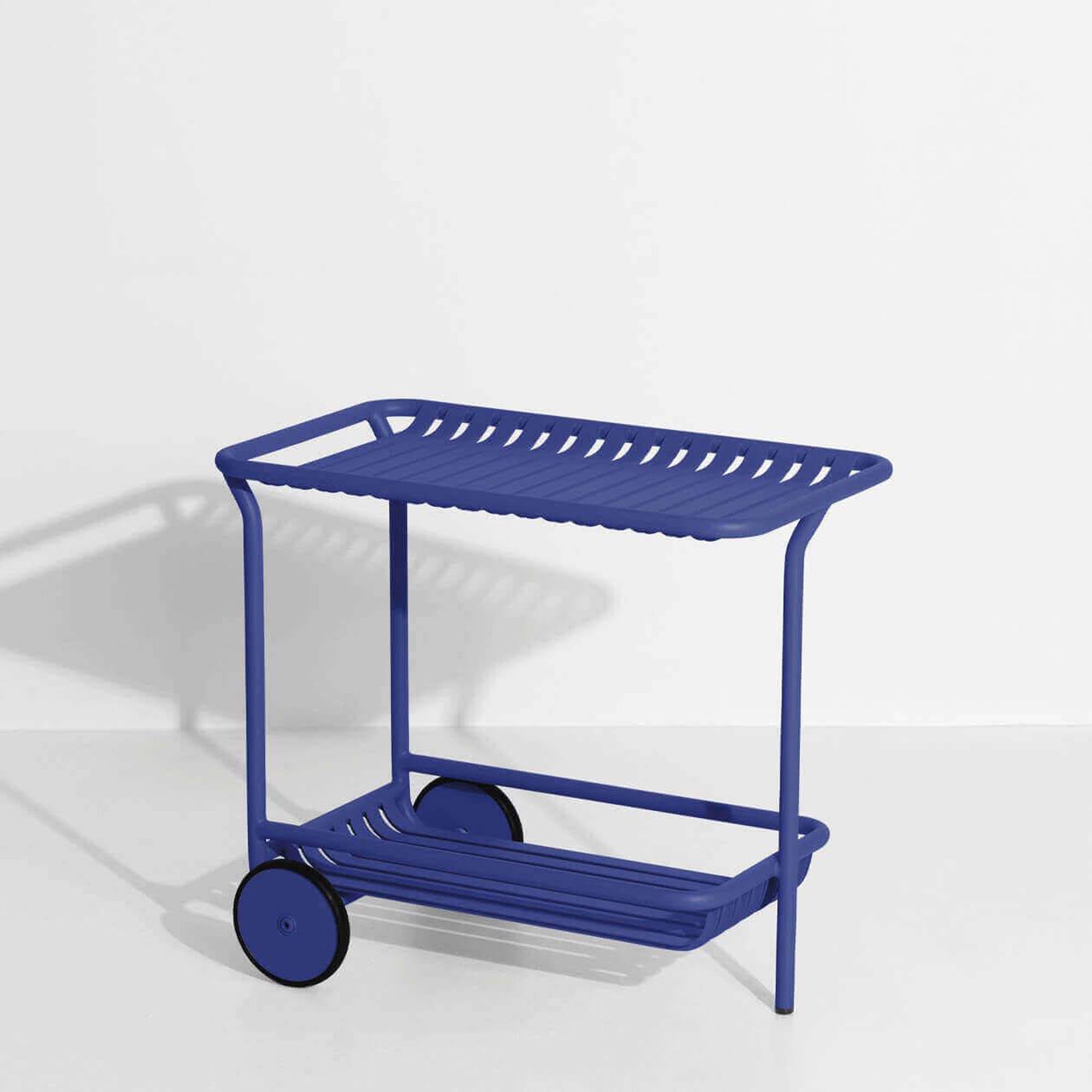 Eleganter Week-End Trolley von Petite Friture, perfekt für den Außenbereich, vielseitig einsetzbar und praktisch für entspannte Ausflüge.