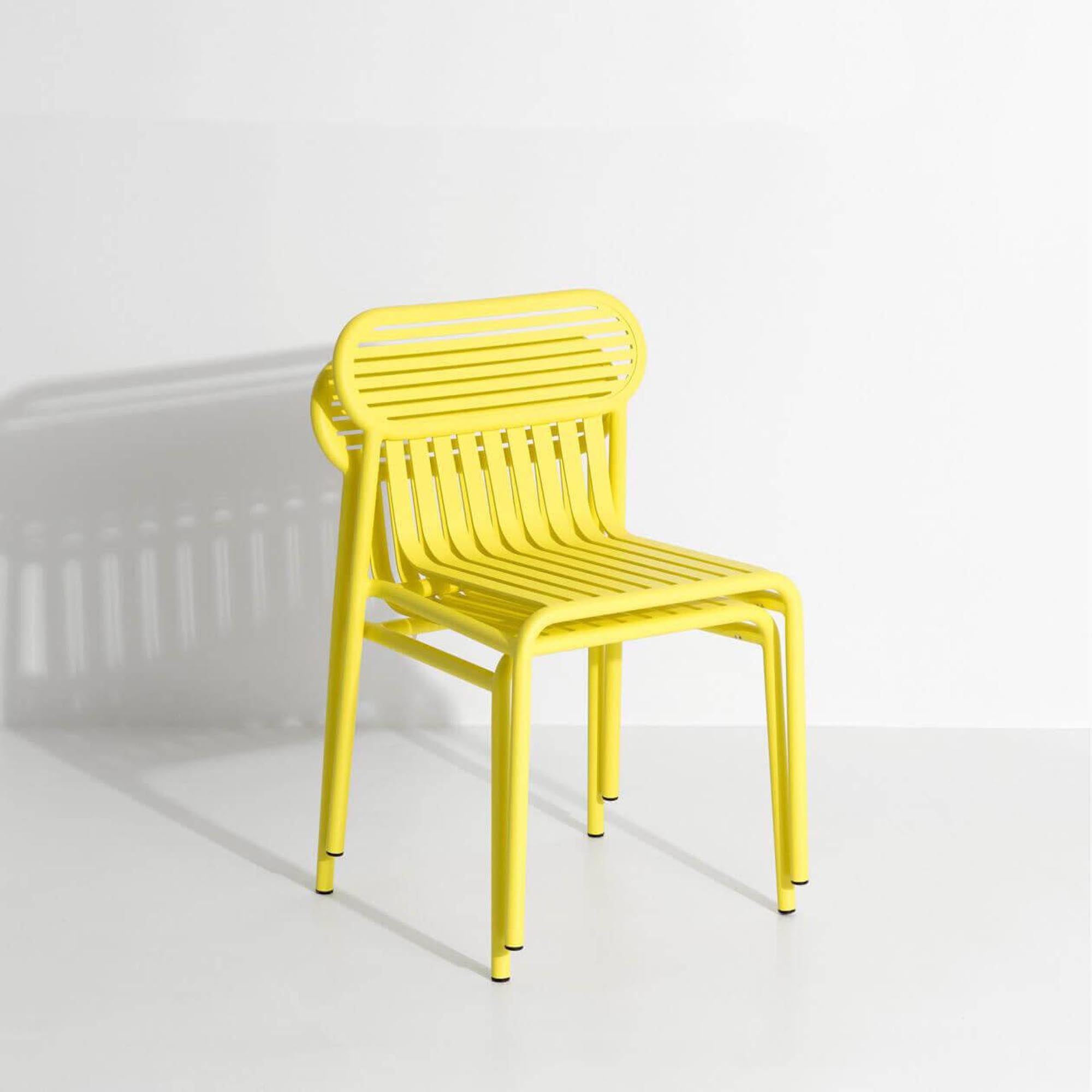 Eleganter Week-End Gartenstuhl von Petite Friture: Bequeme Sitzgelegenheit mit zeitgemäßem Flair für entspannte Stunden im Freien.
