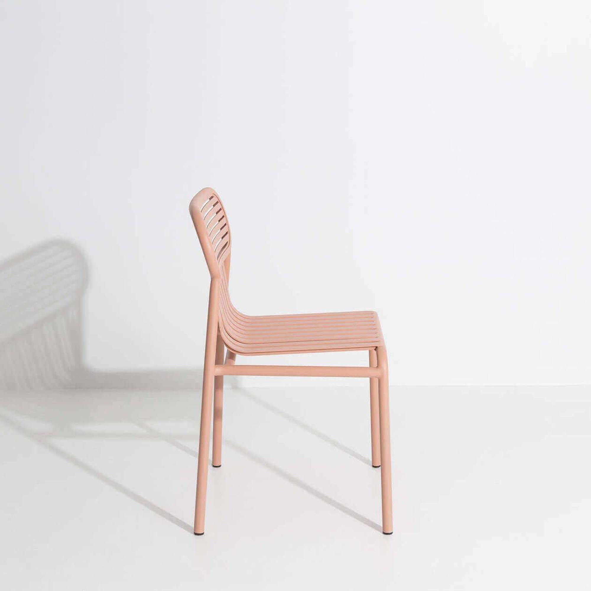 Entdecken Sie den Week-End Gartenstuhl von Petite Friture – stilvolles Design für entspannte Stunden im Freien.