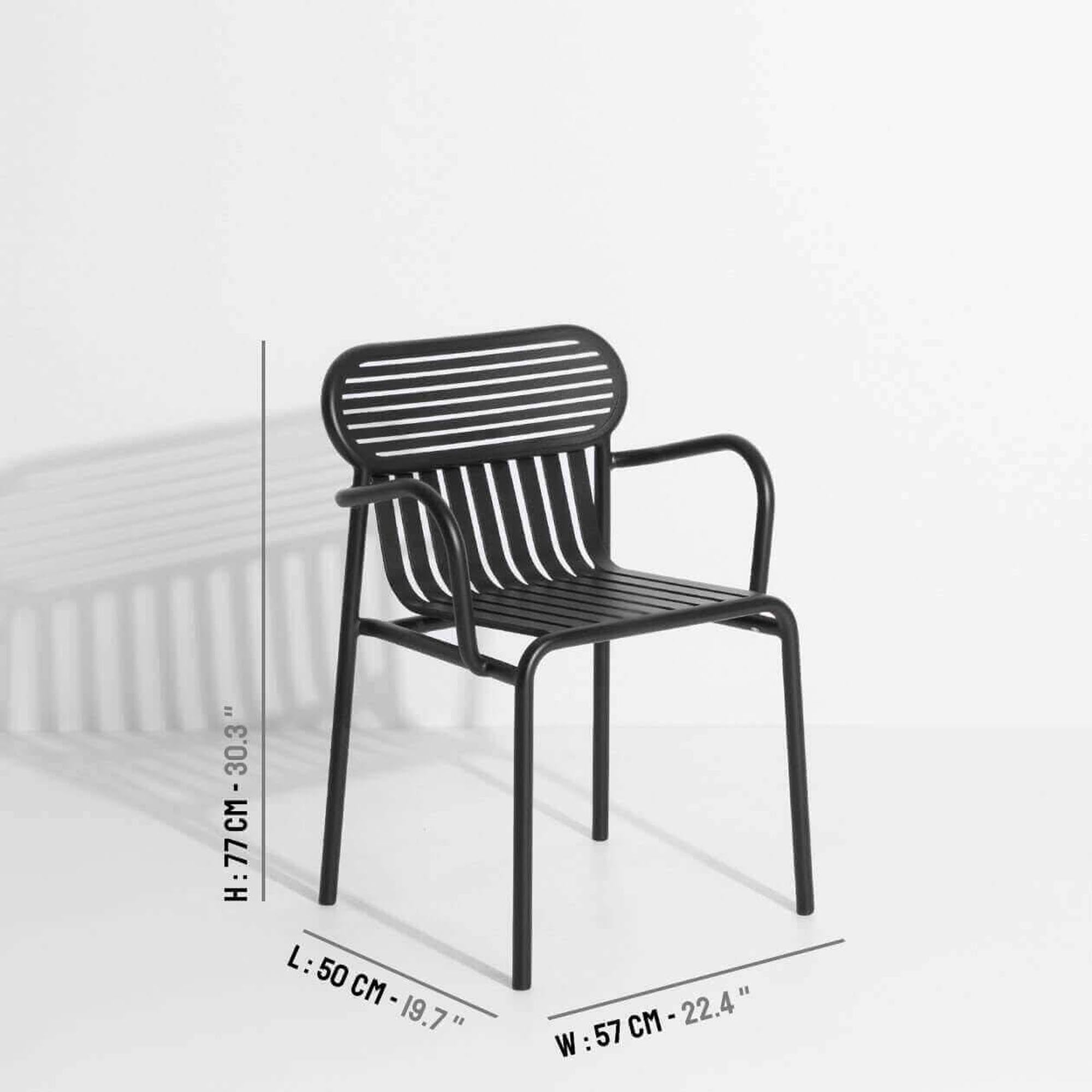 Der Week-End Gartenstuhl von Petite Friture vereint Komfort und Design, ideal für entspannte Stunden im Freien.