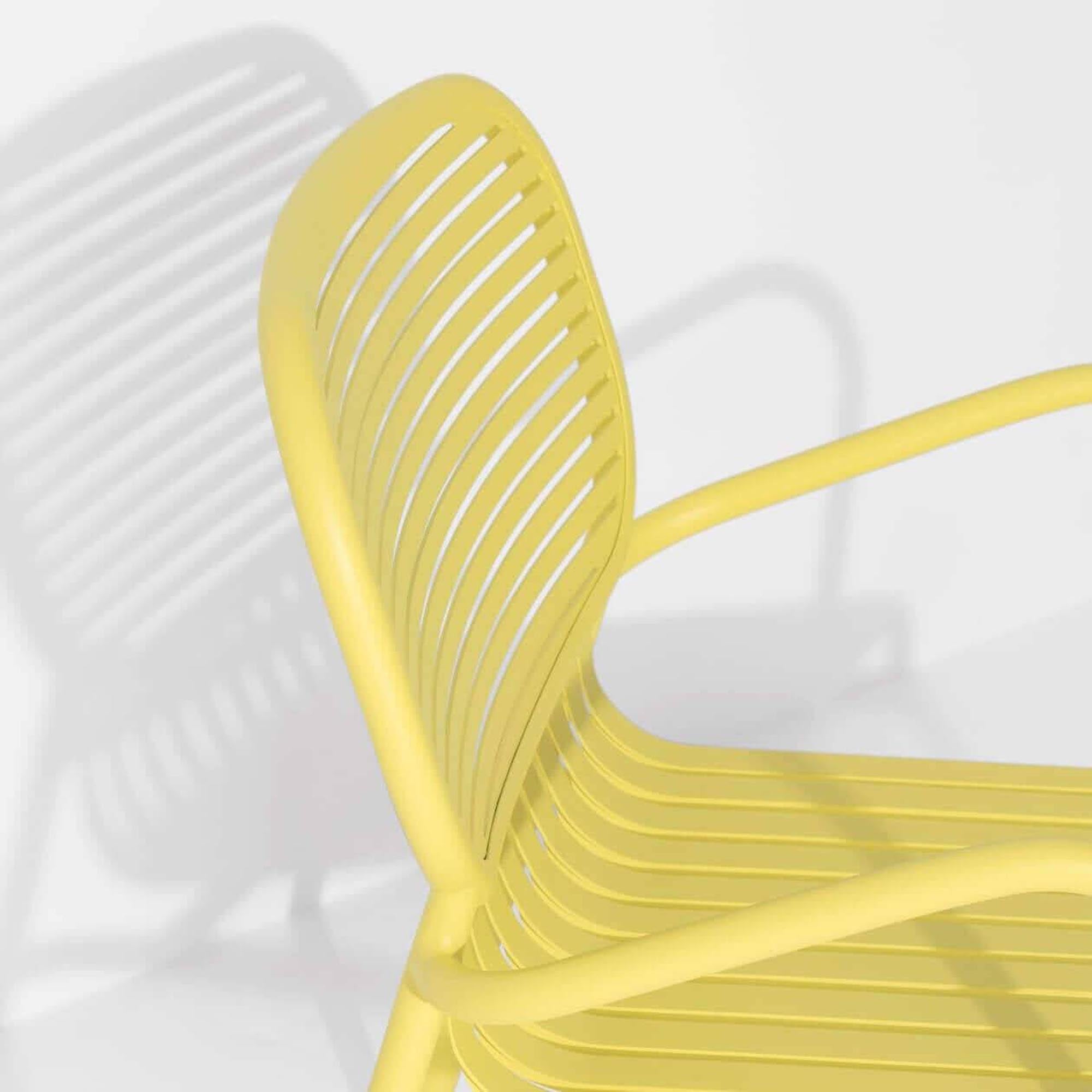 Stylischer Outdoor-Sessel mit Armlehnen von Petite Friture, ideal für entspannte Stunden im Garten oder auf der Terrasse.