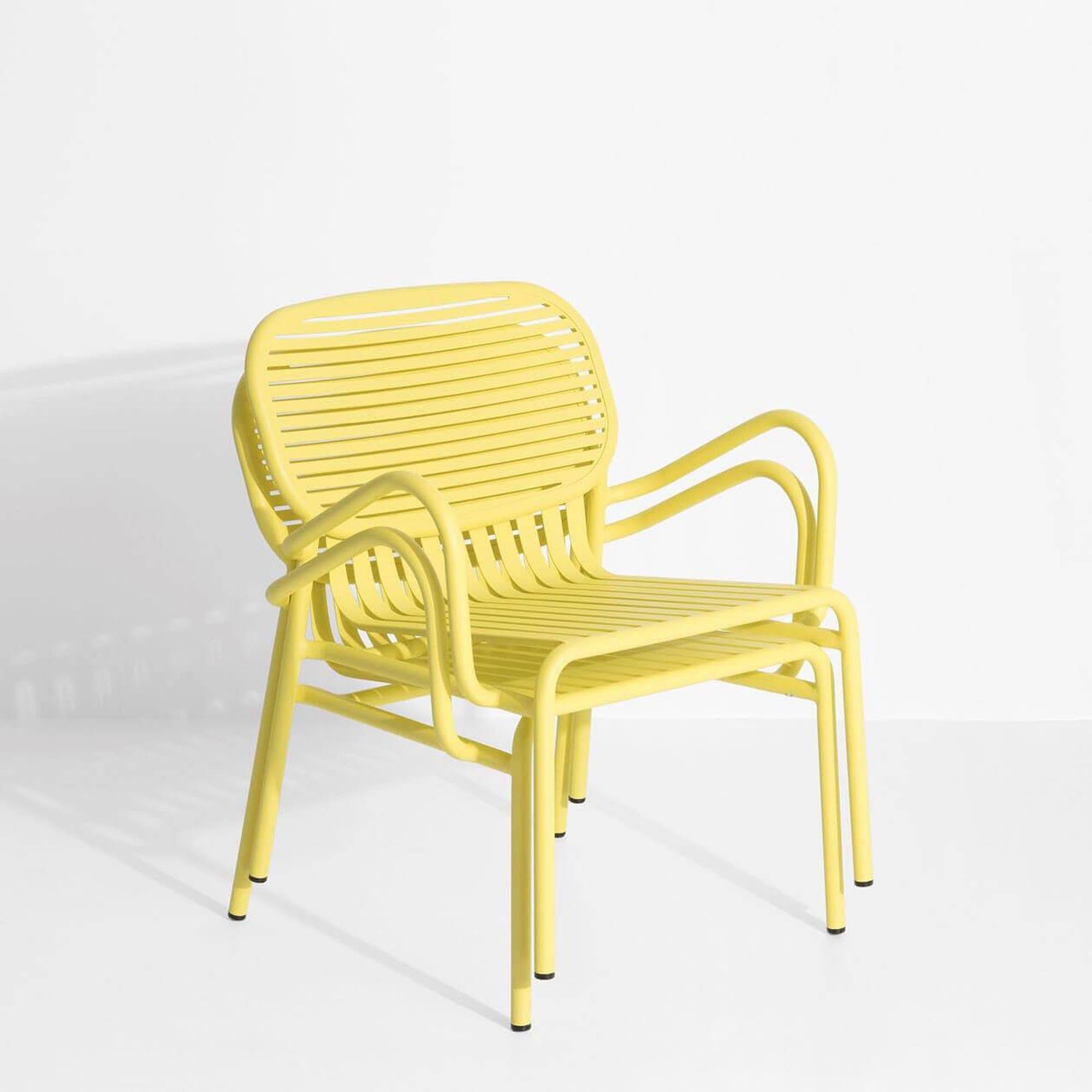 Stylischer Week-End Garten Lounger von Petite Friture, ideal für entspannte Stunden im Freien mit bequemen Armlehnen.
