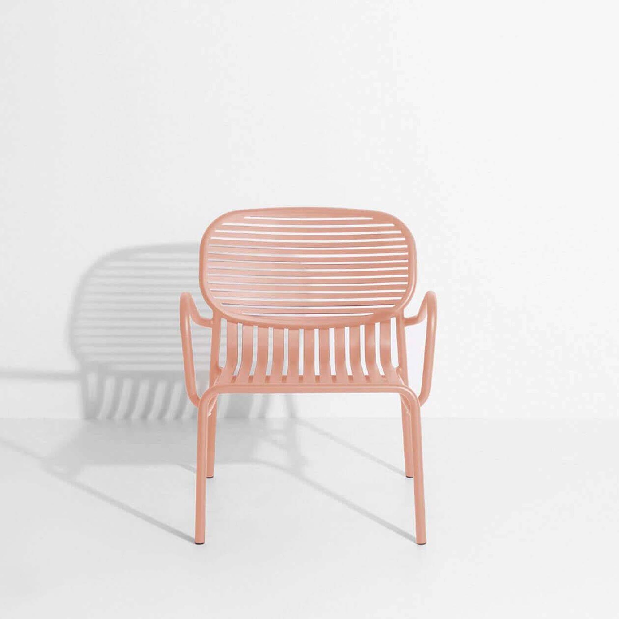 Eleganter Outdoor-Sessel mit Armlehnen von Petite Friture, ideal für entspannte Stunden im Garten oder auf der Terrasse.