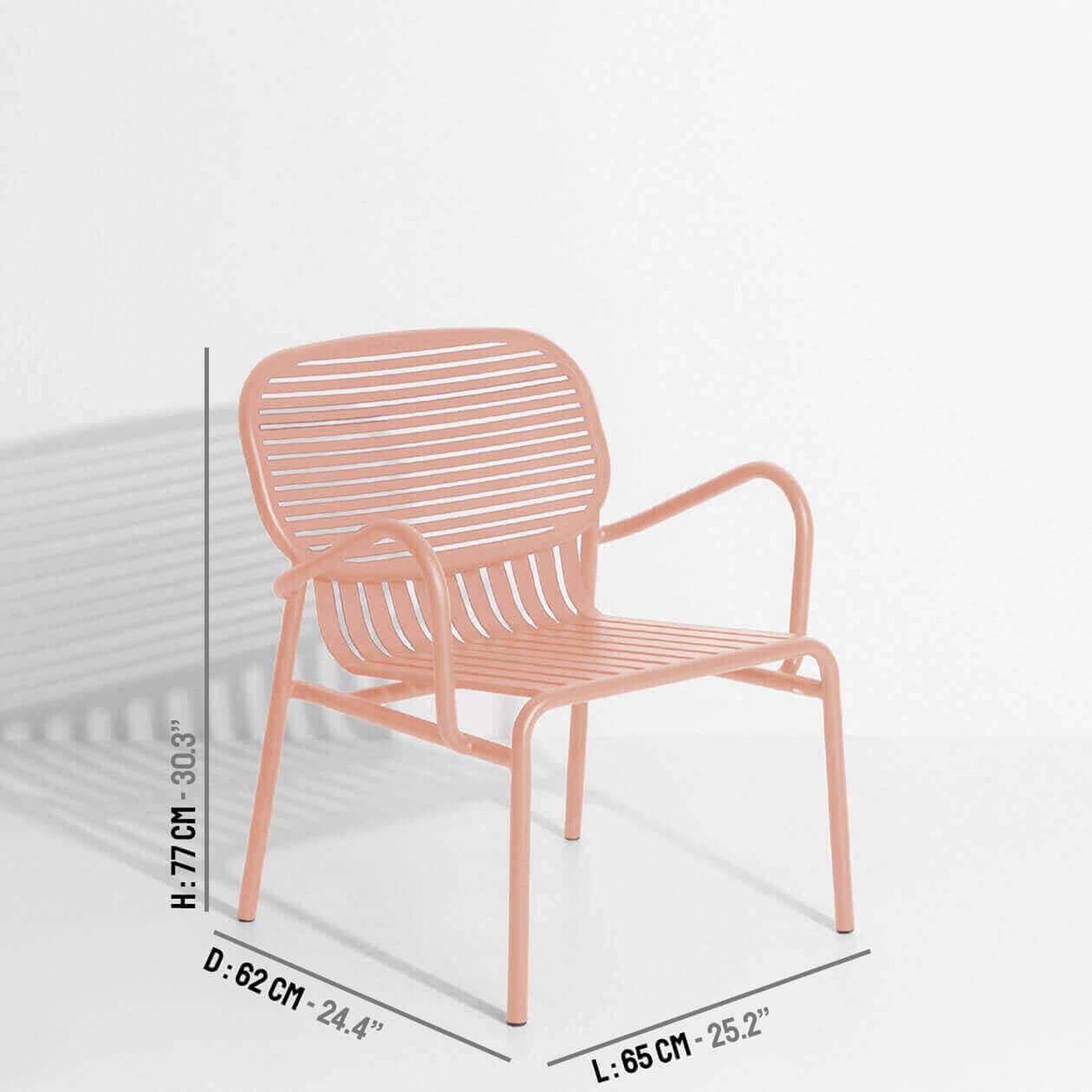 Stylischer Outdoor-Sessel mit Armlehnen von Petite Friture, ideal für entspannte Stunden im Garten oder auf der Terrasse.