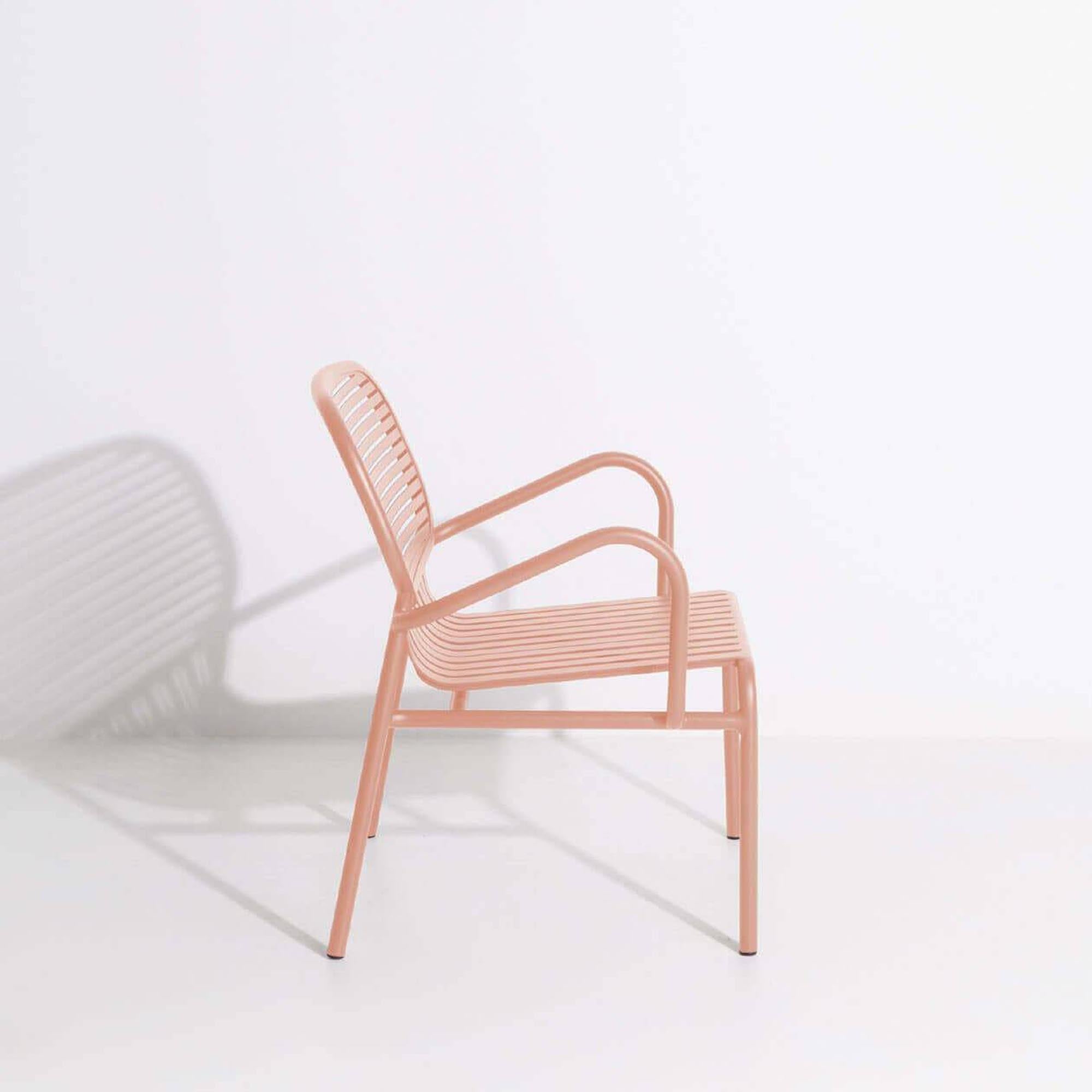 Eleganter Week-End Garten Lounger von Petite Friture, ideal für entspannte Stunden im Freien mit stilvollen Armlehnen.