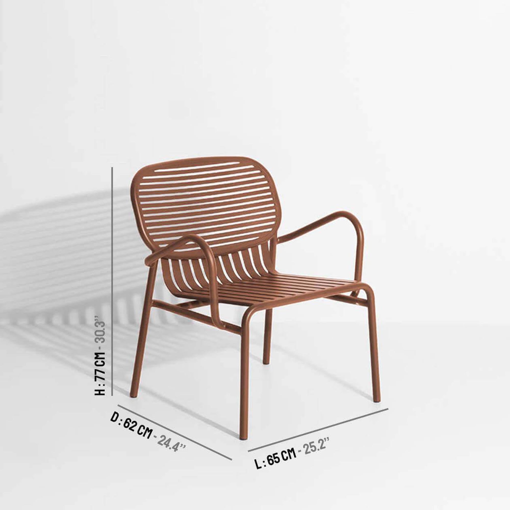 Eleganter Week-End Lounger von Petite Friture, perfekt für gemütliche Momente im Freien, mit komfortablen Armlehnen und modernem Design.