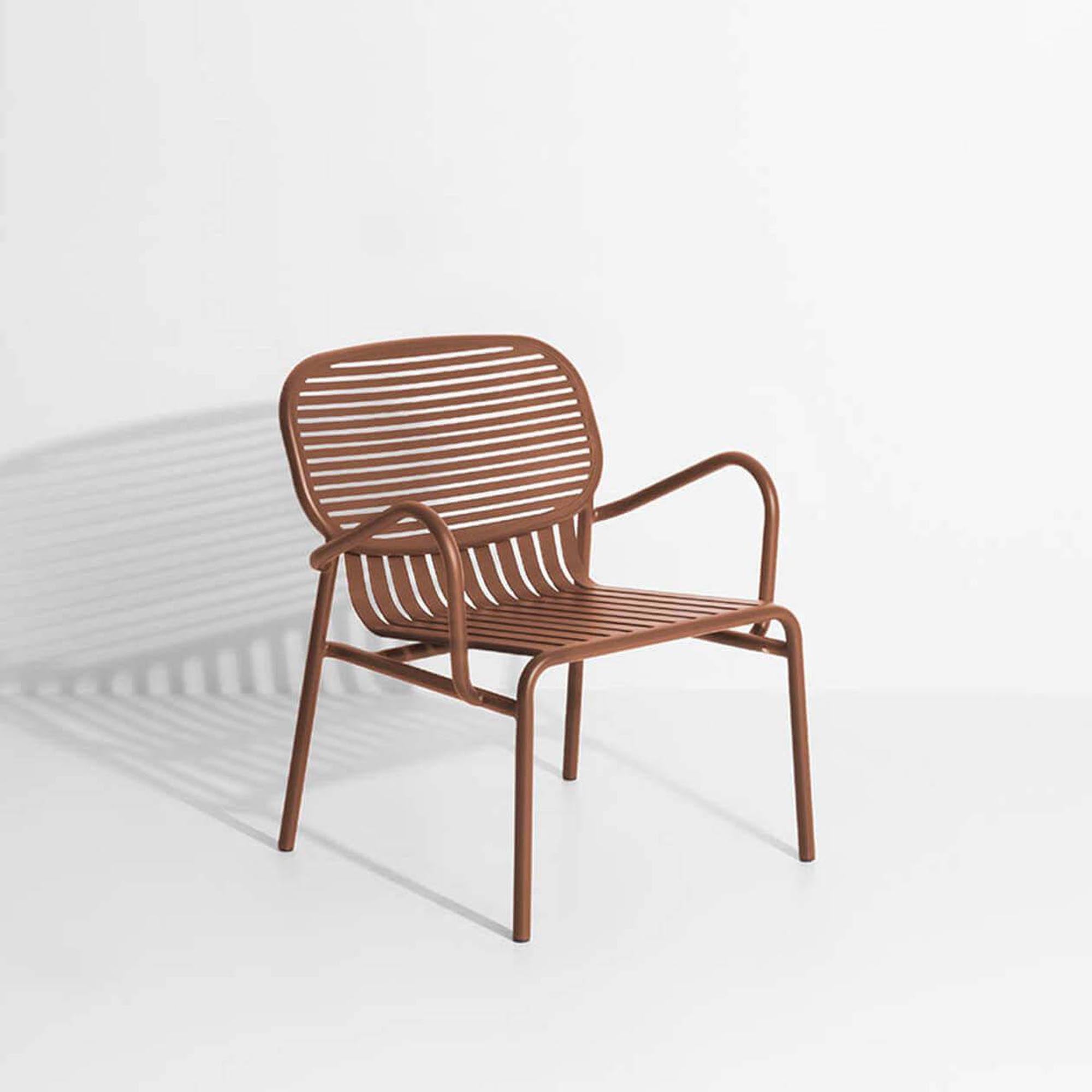 Stylischer Outdoor-Sessel Week-End von Petite Friture, perfekt für gemütliche Momente im Garten mit komfortablen Armlehnen.