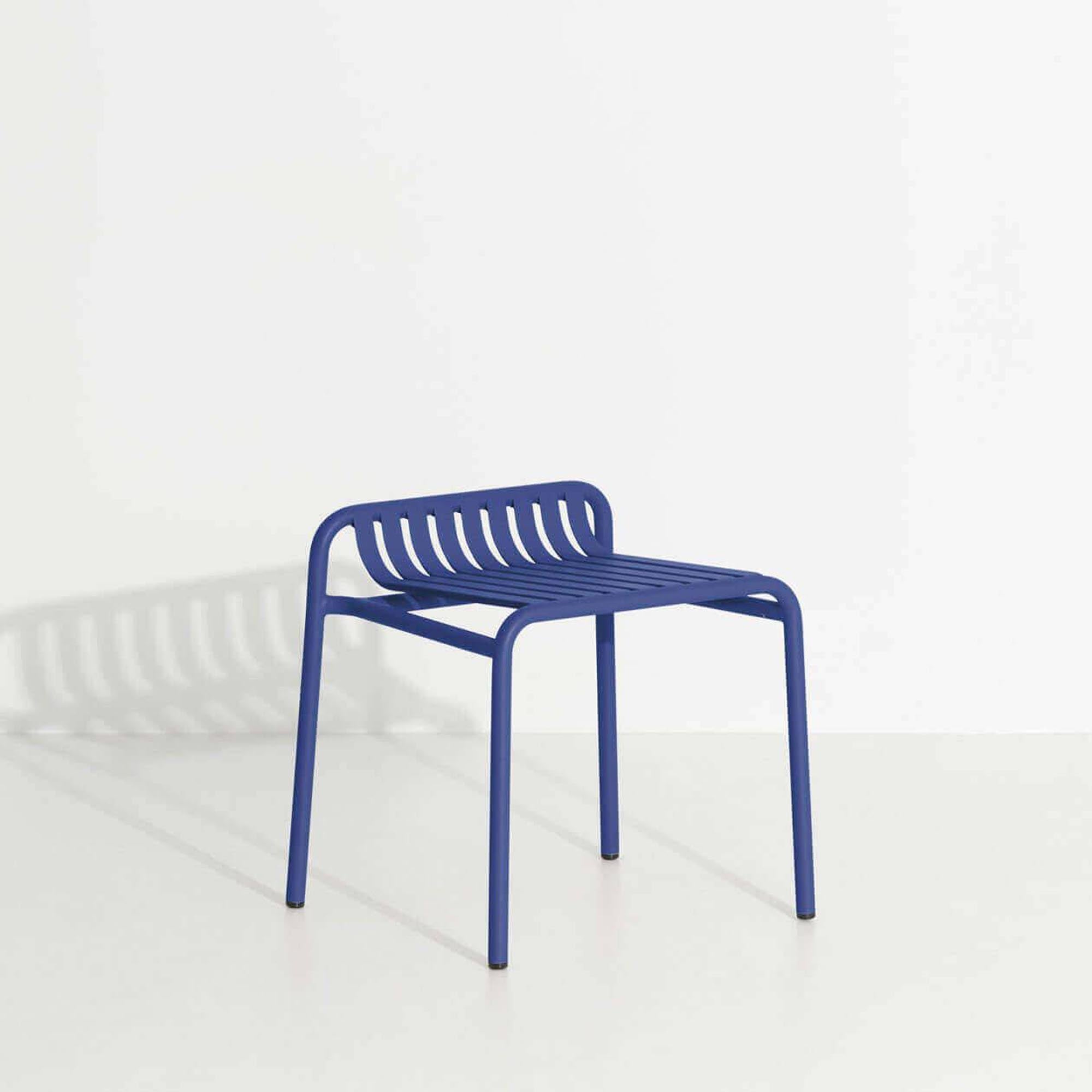 Stylischer Week-End Gartenhocker von Petite Friture, ideal für entspannte Stunden im Freien und moderne Terrassengestaltung.
