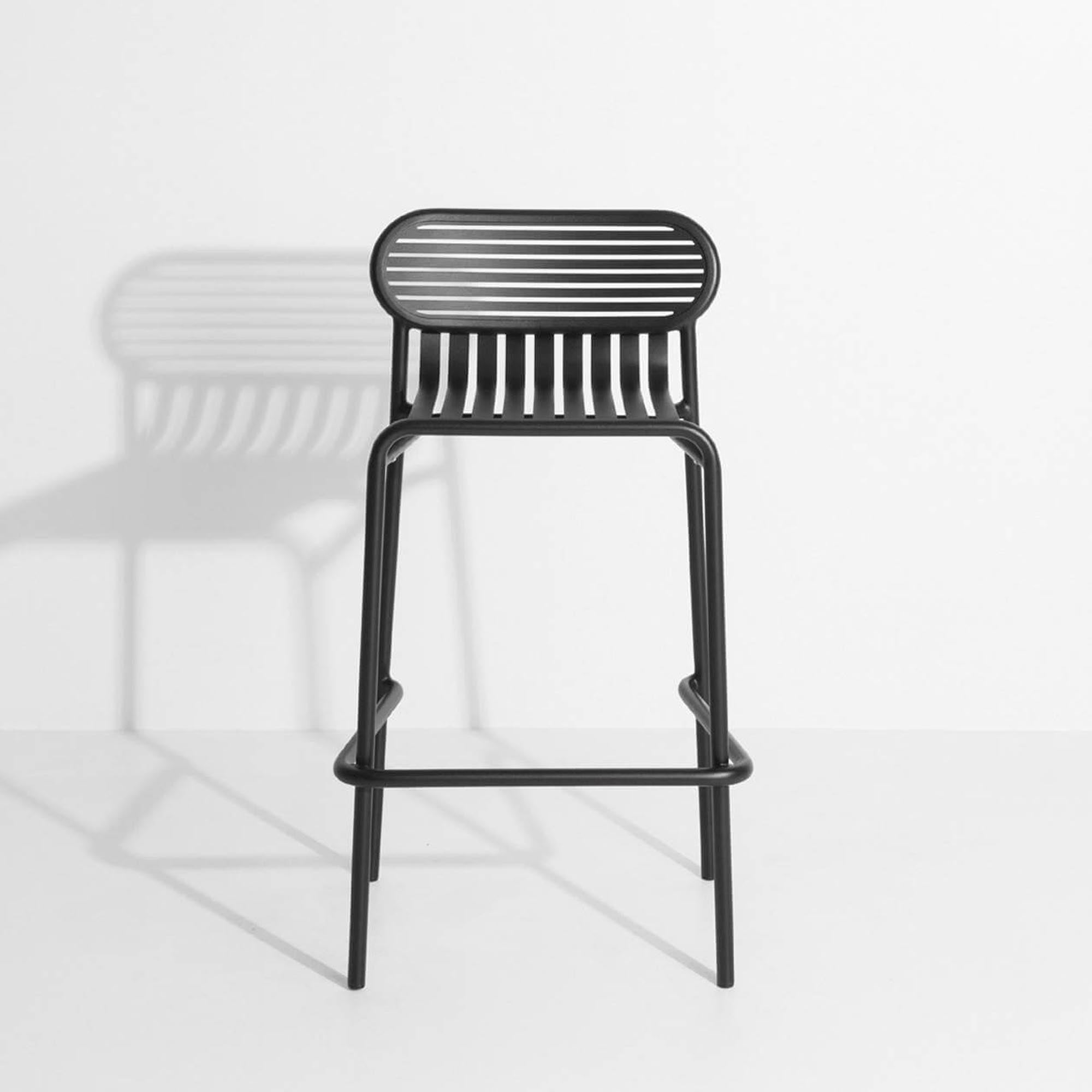 Der Week-End Barhocker von Petite Friture: stilvolles, UV-beständiges Aluminium in 9 Farben, perfekt für den Aussenbereich.