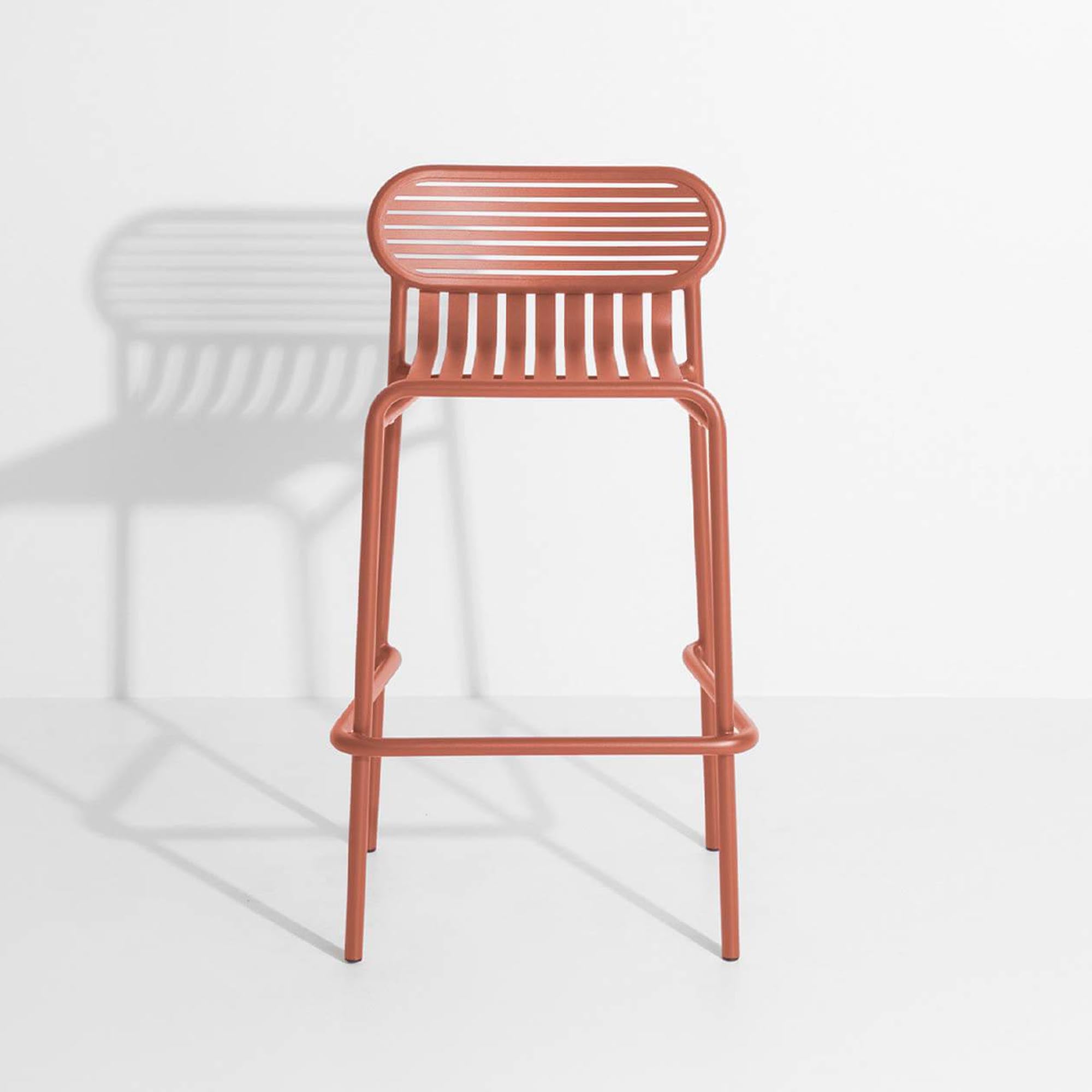 Stylischer Week-End Barhocker von Petite Friture, ideal für den Außenbereich. Robustes Aluminium, UV-beständig und in 9 Farben erhältlich.