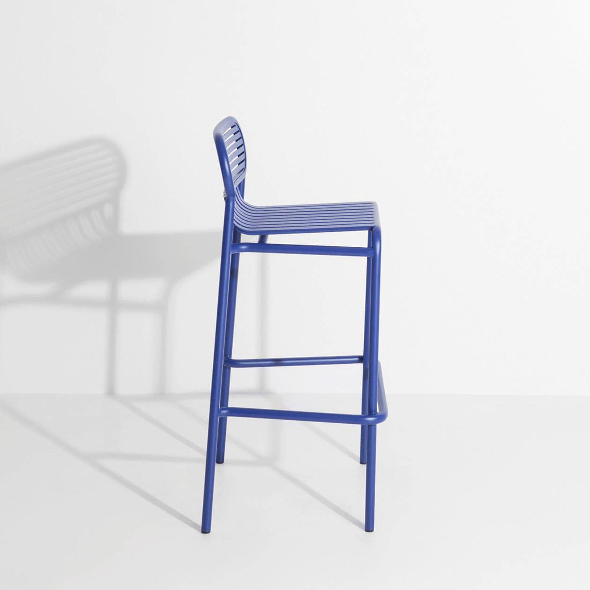 Entdecken Sie den eleganten Week-End Barhocker von Petite Friture – ideal für stilvolle Outdoor-Bereiche und entspannte Momente.