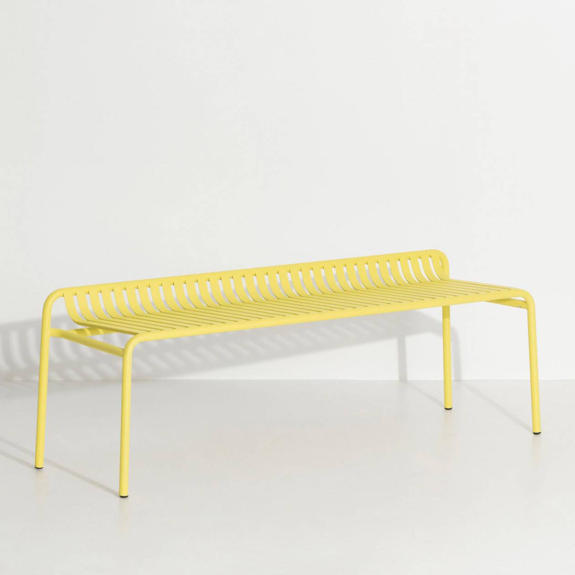 Moderne Week-End Gartenbank von Petite Friture, ideal für entspannte Stunden im Freien, kombiniert Funktionalität mit einem frischen, farbenfrohen Look.
