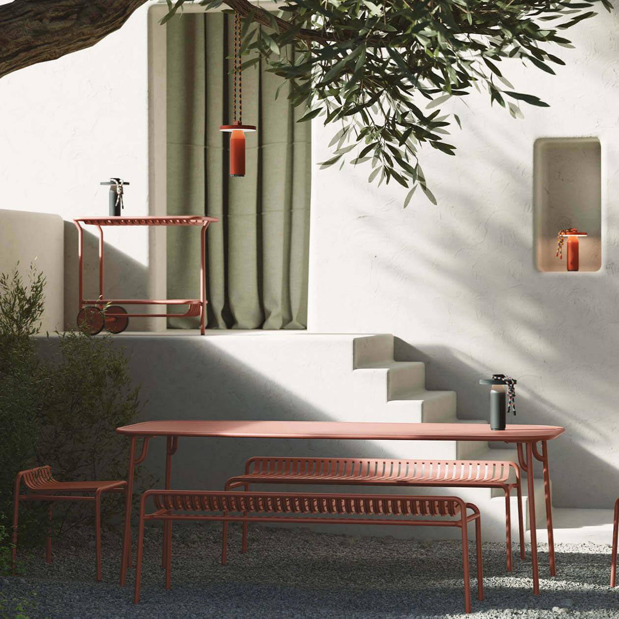 Elegante Week-End Gartenbank von Petite Friture, ideal für entspannte Stunden im Garten, erhältlich in verschiedenen Farben.