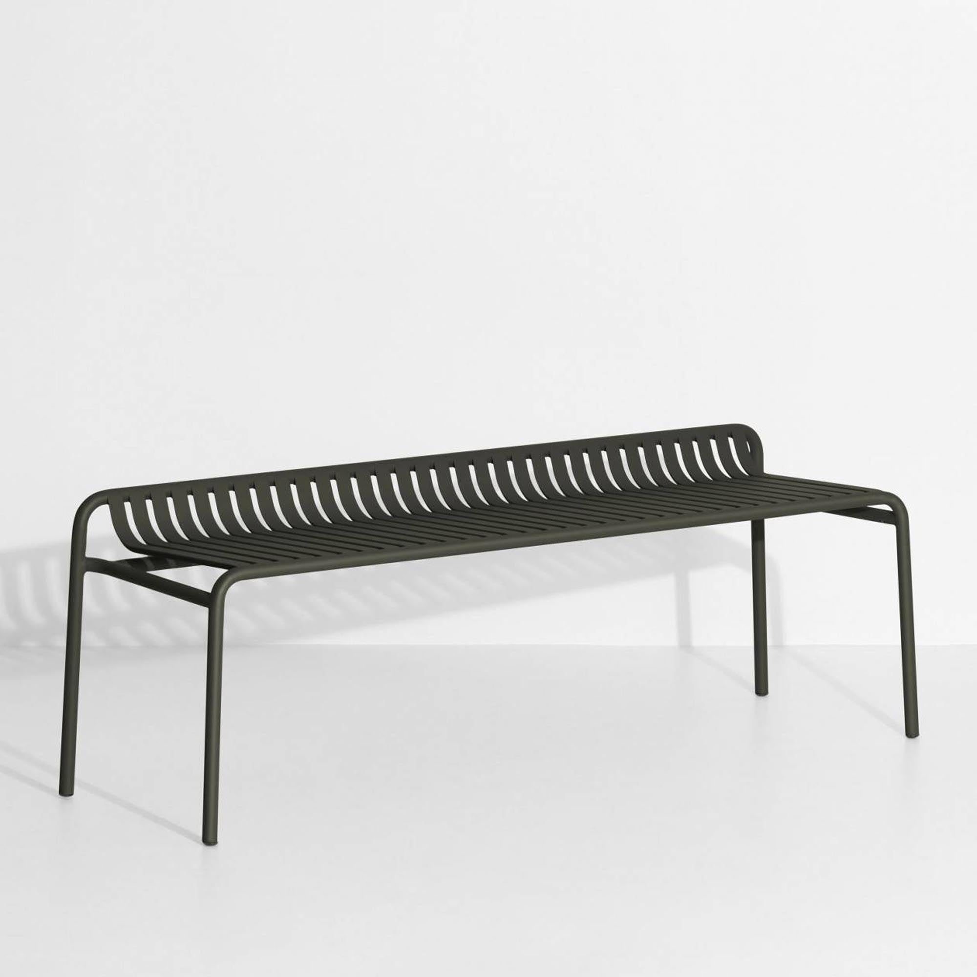 Moderne Week-End Gartenbank von Petite Friture, ideal für entspannte Stunden im Garten, erhältlich in verschiedenen ansprechenden Farben.