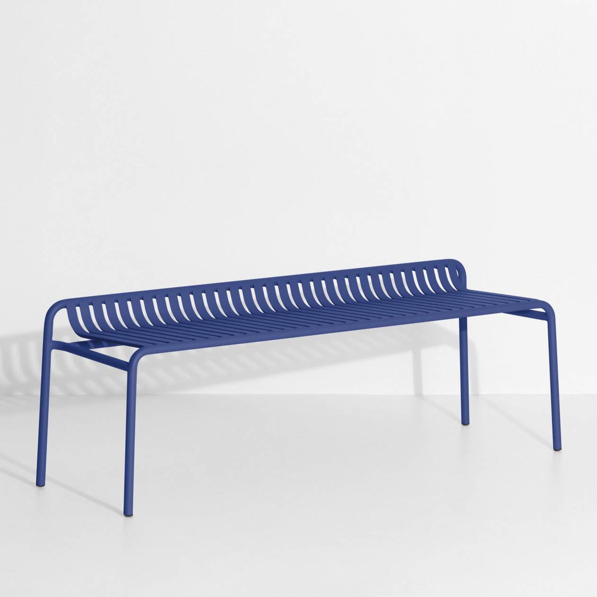 Stylische Week-End Gartenbank von Petite Friture, perfekt für den Garten oder die Terrasse, vereint Komfort und modernes Design in lebhaften Farben.
