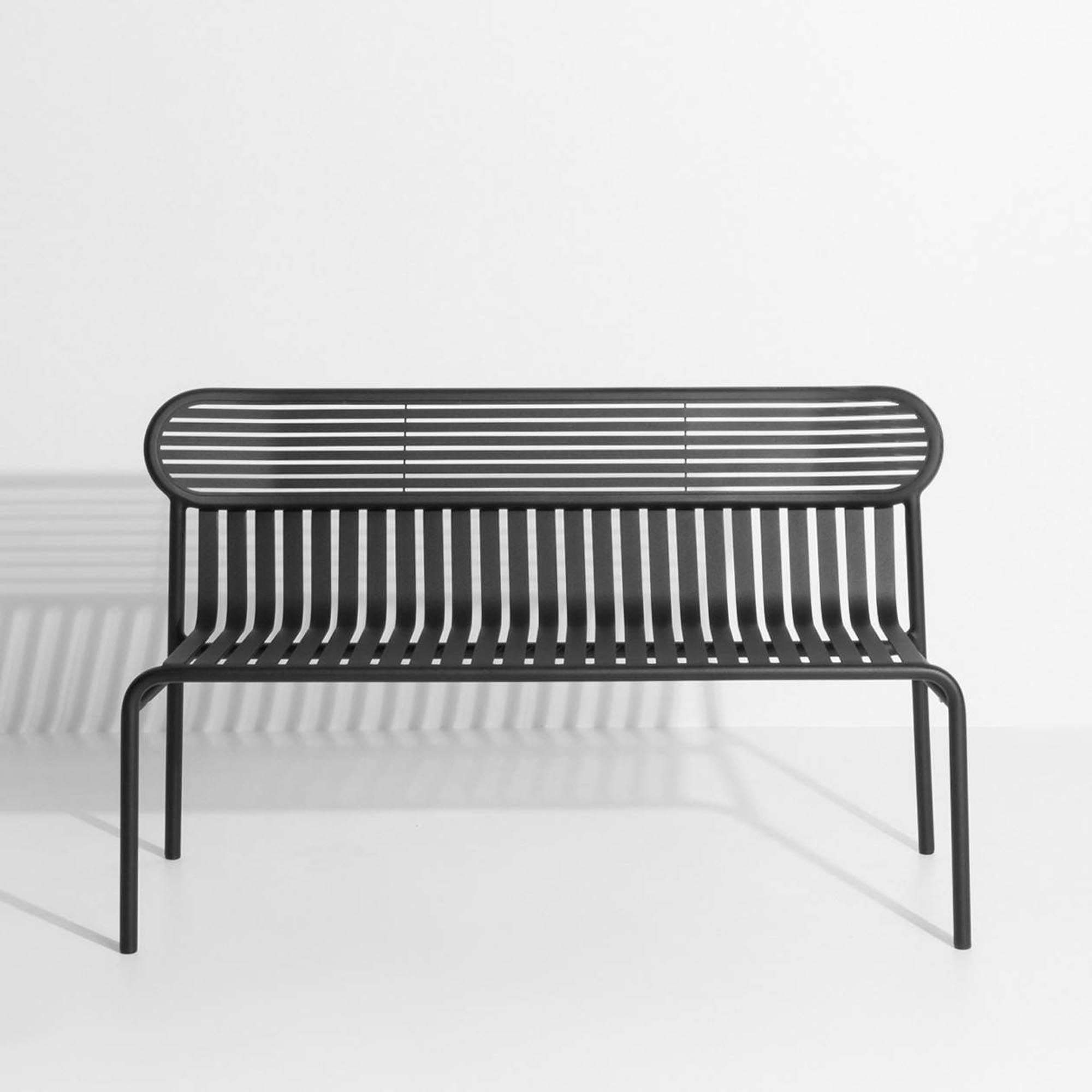 Elegante Week-End Gartenbank von Petite Friture, ideal für entspannte Stunden im Garten, erhältlich in verschiedenen ansprechenden Farben.